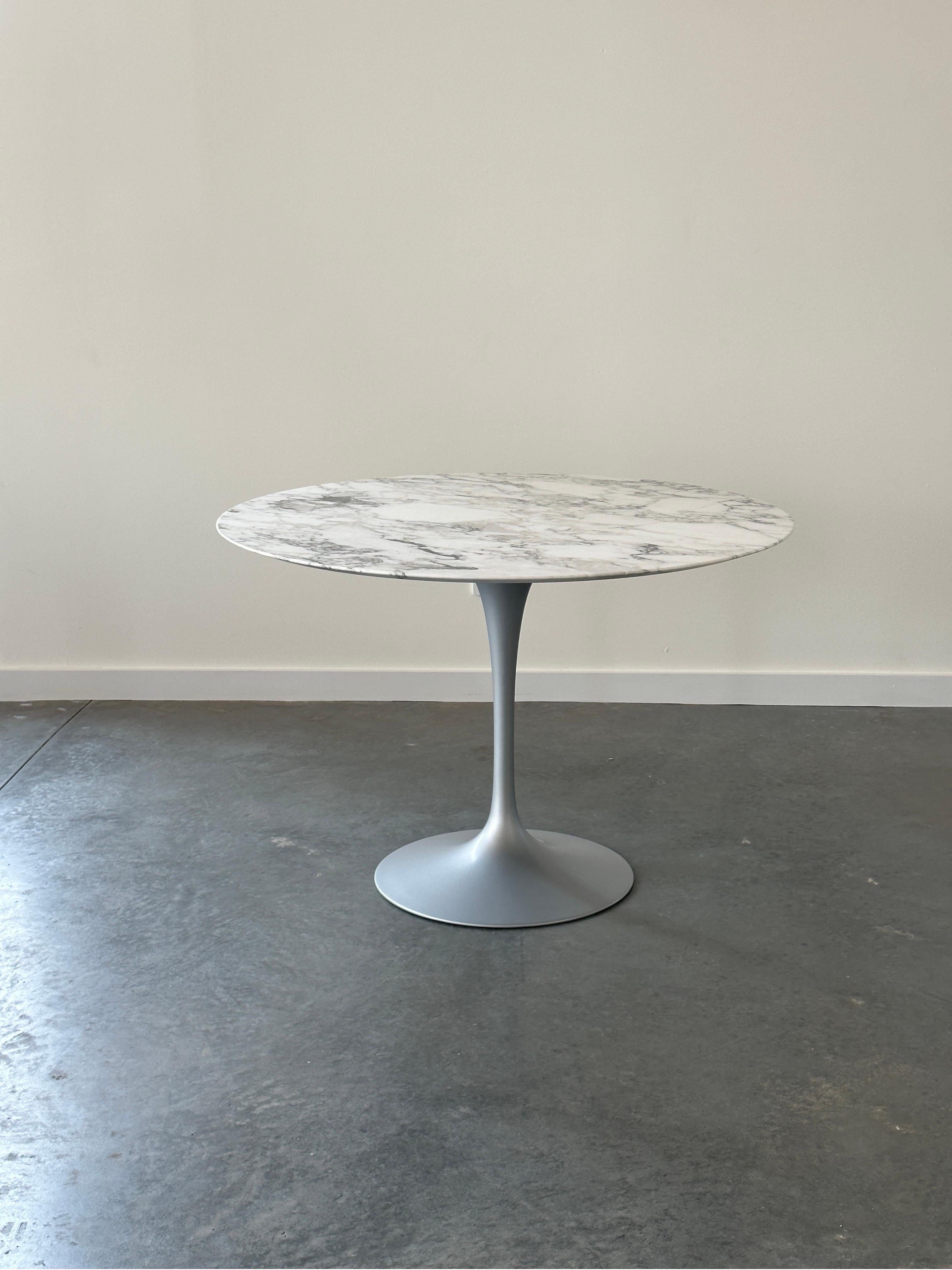 Eero Saarinen Tulip Table for Knoll in satin Arabescato marble In Good Condition In Kleinburg, ON