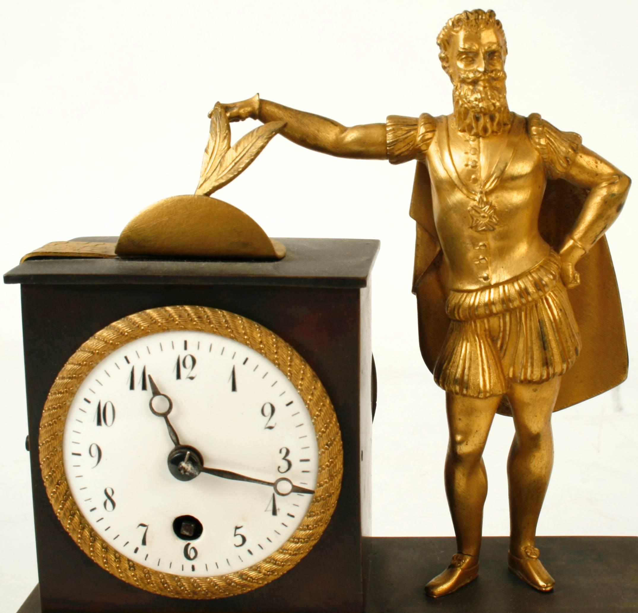 Bronze-Figurenuhr im französischen Empire-Stil mit Goldbronze-Montierung, frühes 19. Jahrhundert (Französisch) im Angebot