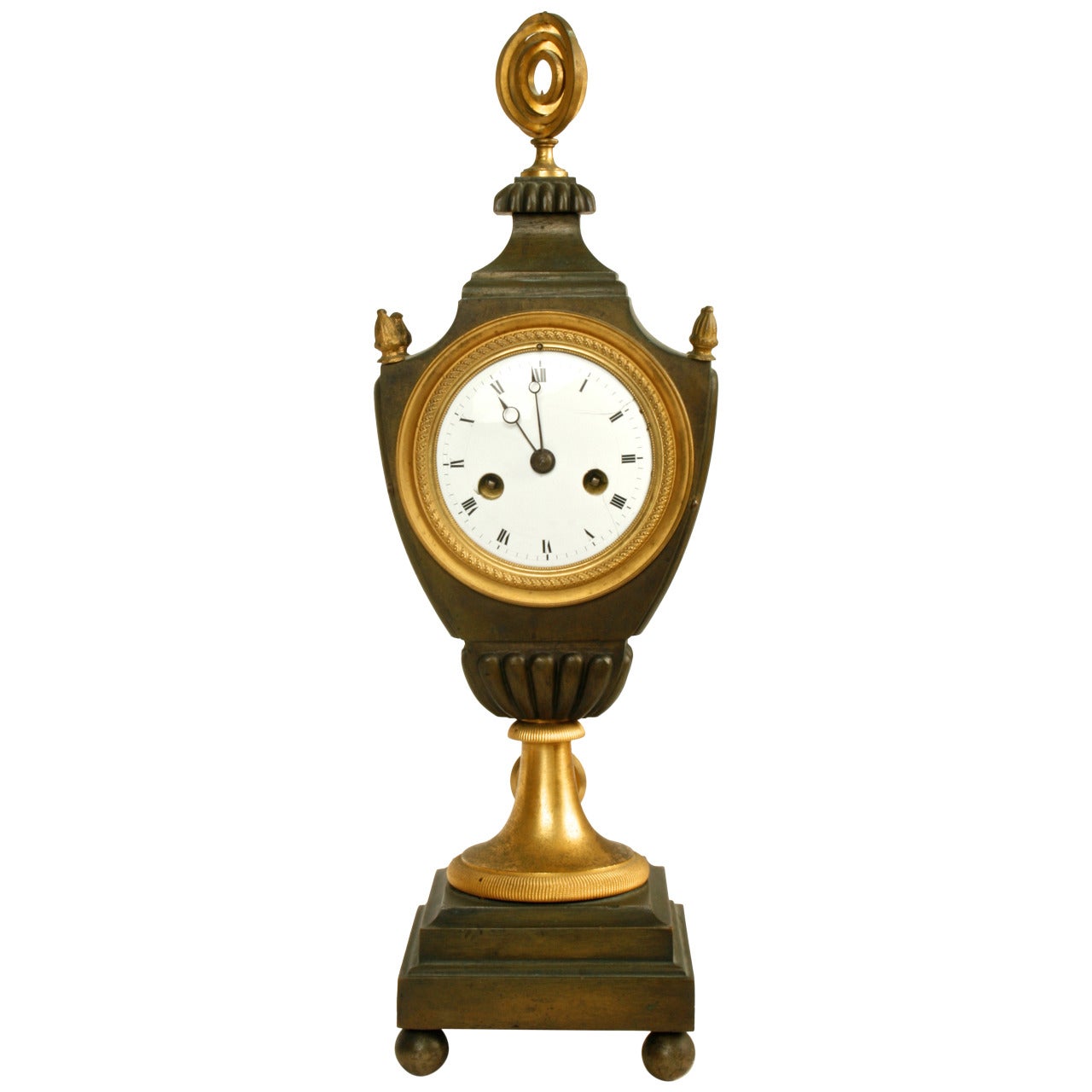 Horloge de style Directoire française en bronze patiné et doré, vers 1790