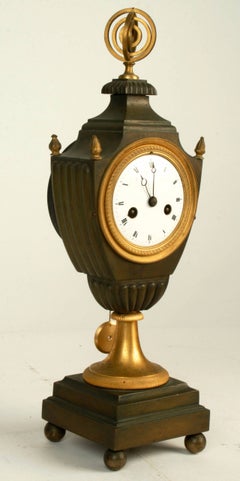 Reloj de sonería francés del Directoire, de bronce patinado y ormolu, c1790