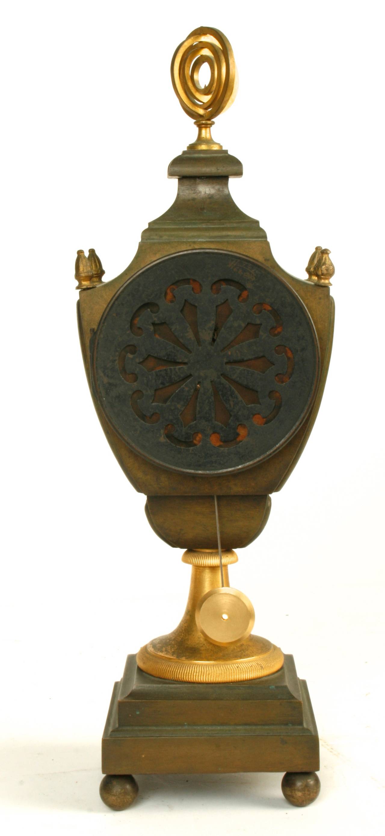 Ormolu und patinierte Bronze Französische Directoire-Schlaguhr, um 1790 (18. Jahrhundert) im Angebot