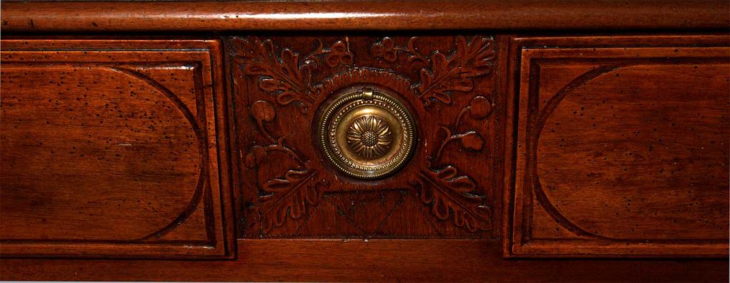 Commode in noce intagliato Luigi XVI, fine del XVIII secolo. Il piano rettangolare sovrasta due cassetti corti con al centro una decorazione intagliata a foglia su due cassetti lunghi, i frontali dei cassetti sono dotati di tiretti in ottone, motivo