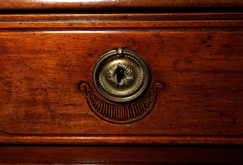 Francese Commode in noce intagliato Luigi XVI, fine XVIII secolo in vendita