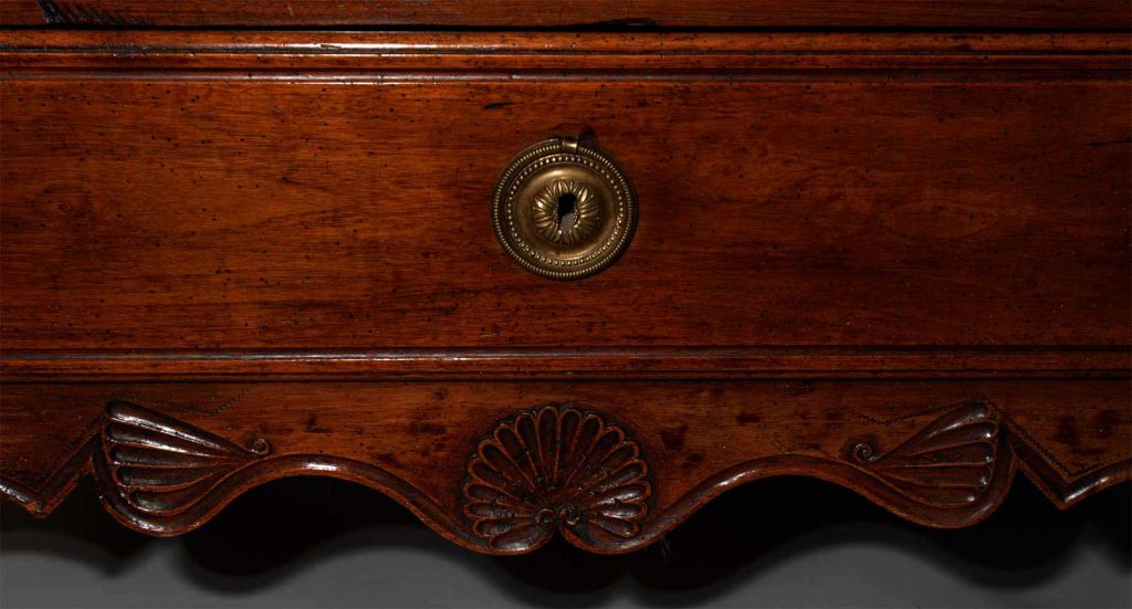 Intagliato Commode in noce intagliato Luigi XVI, fine XVIII secolo in vendita