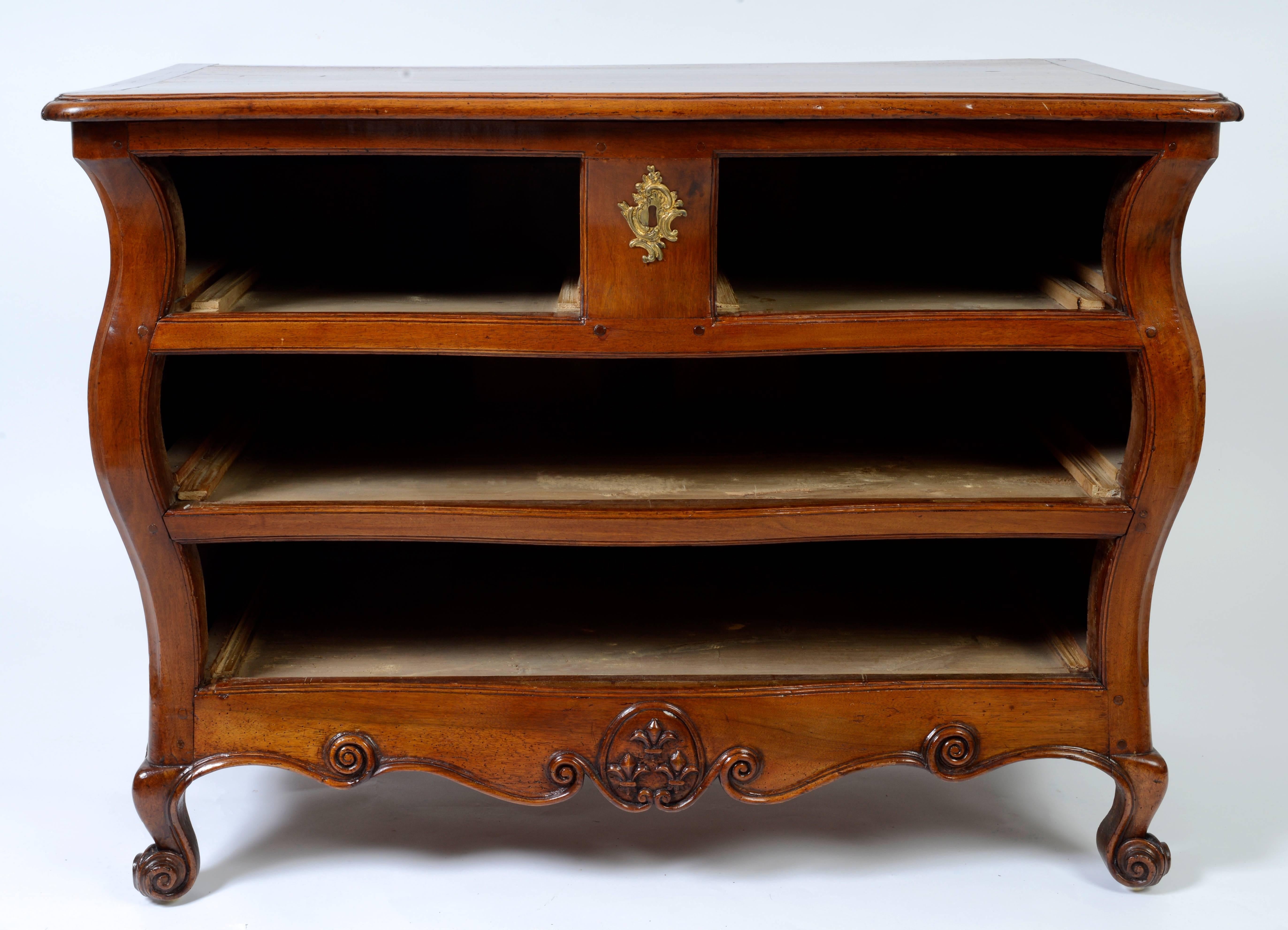 French Regence Period Walnut Bombé Commode, Early 18th Century For Sale