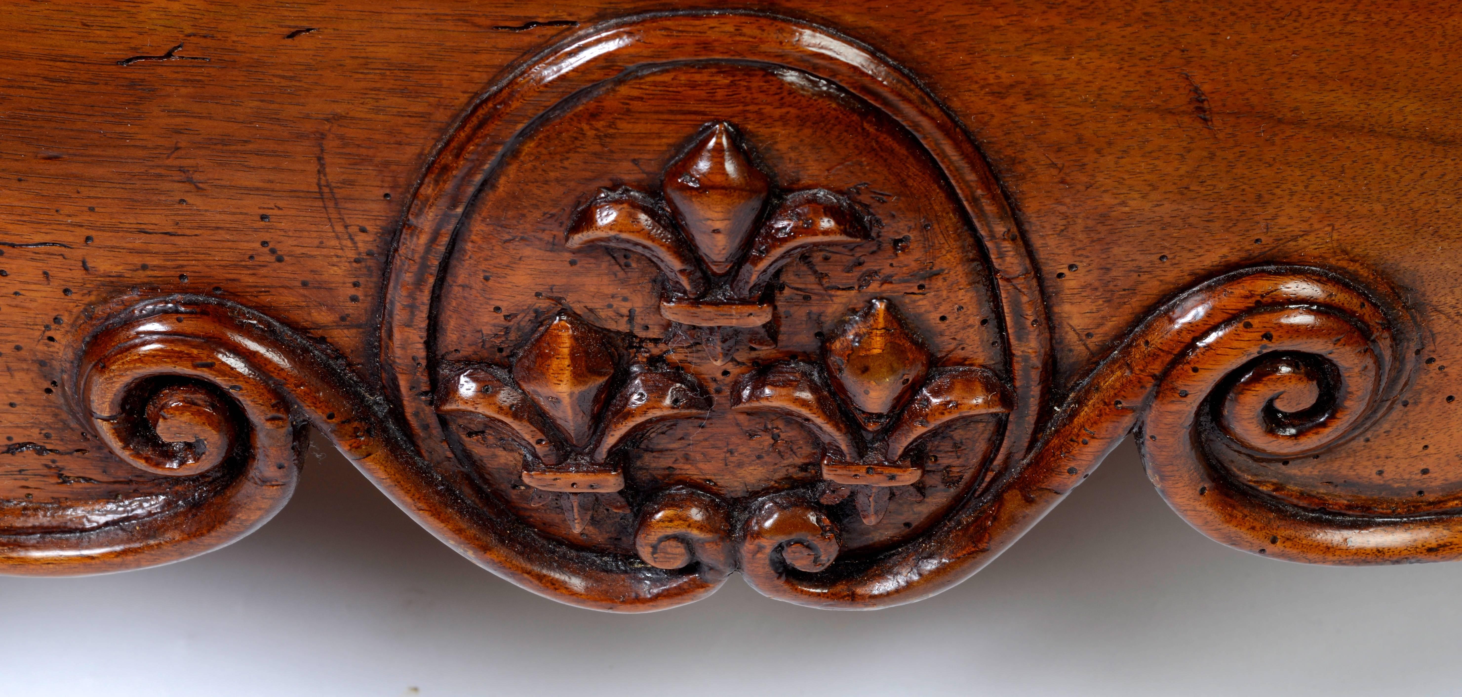 Regence Period Walnut Bombé Commode, Early 18th Century For Sale 3