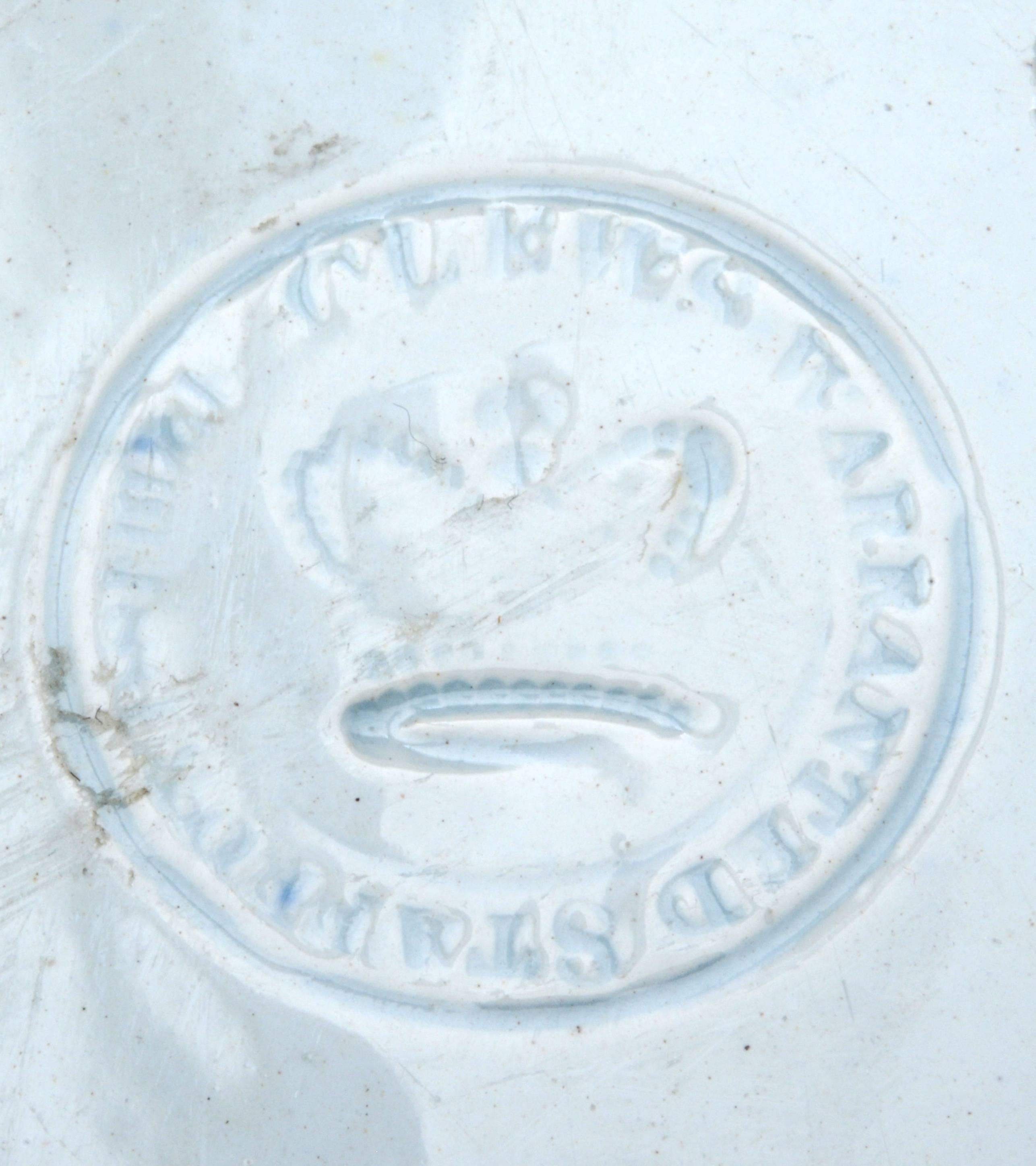Landing of General Lafayette Staffordshire Plate by James and Ralph Clews, circa 1830. Cette assiette Staffordshire bleu profond est fabriquée en faïence blanche avec un transfert bleu. Il a été fabriqué par les frères James et Ralph Clews. La