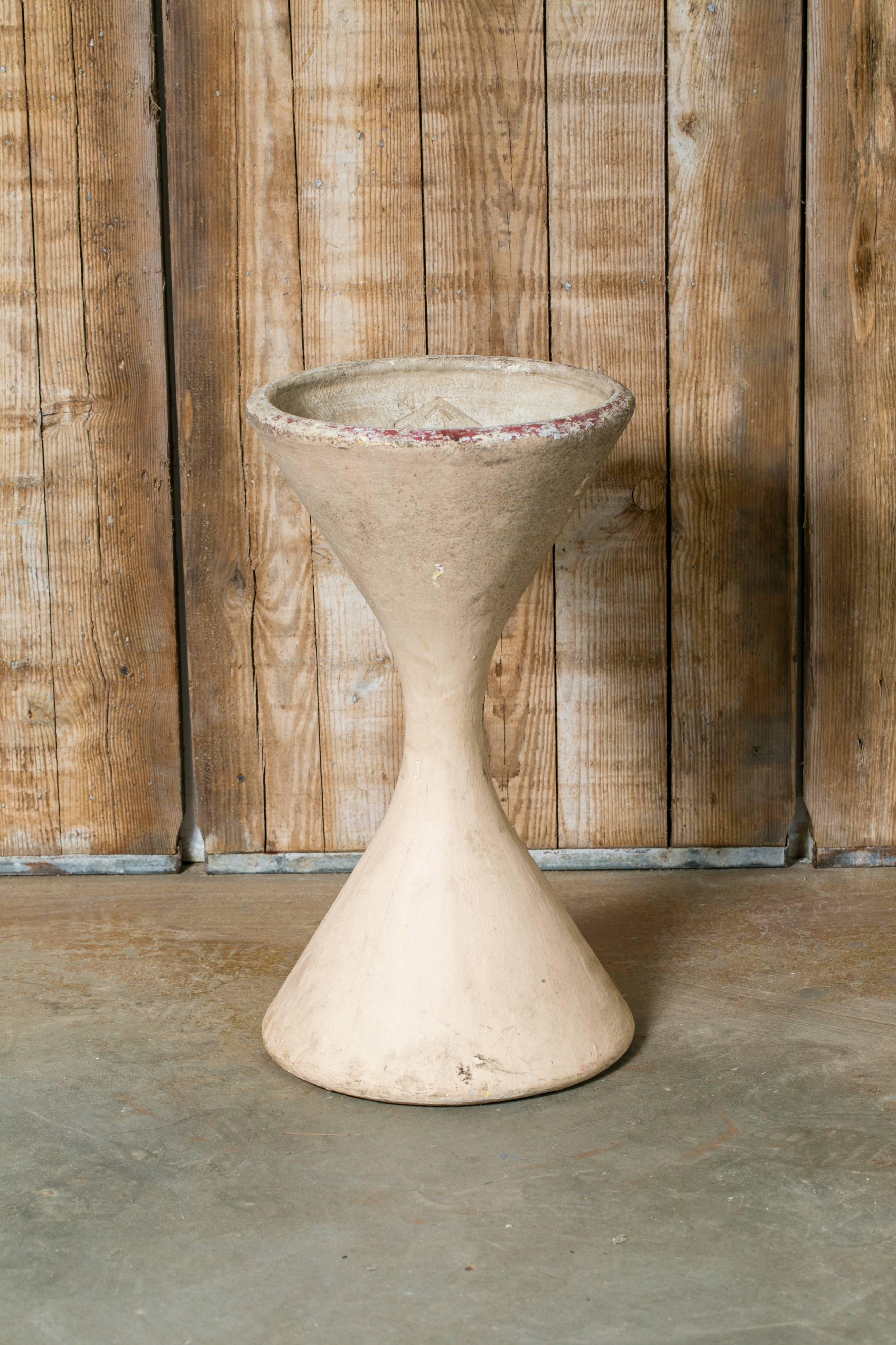 Wonderful original vintage Willy Guhl spindle or diablo style planter from Swiss company Eternit Ag, circa 1950s. Is overpainted with cream colored paint and is constructed of fiber cement. Great Mid-Century Modern hourglass geometric design.