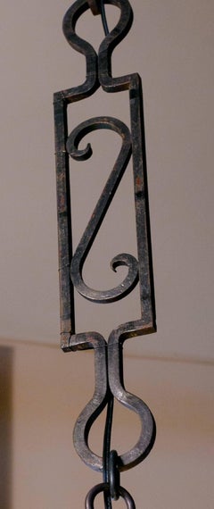 Ungewöhnliche Art-Déco-Eisen-Anhänger mit Opalglaskugel