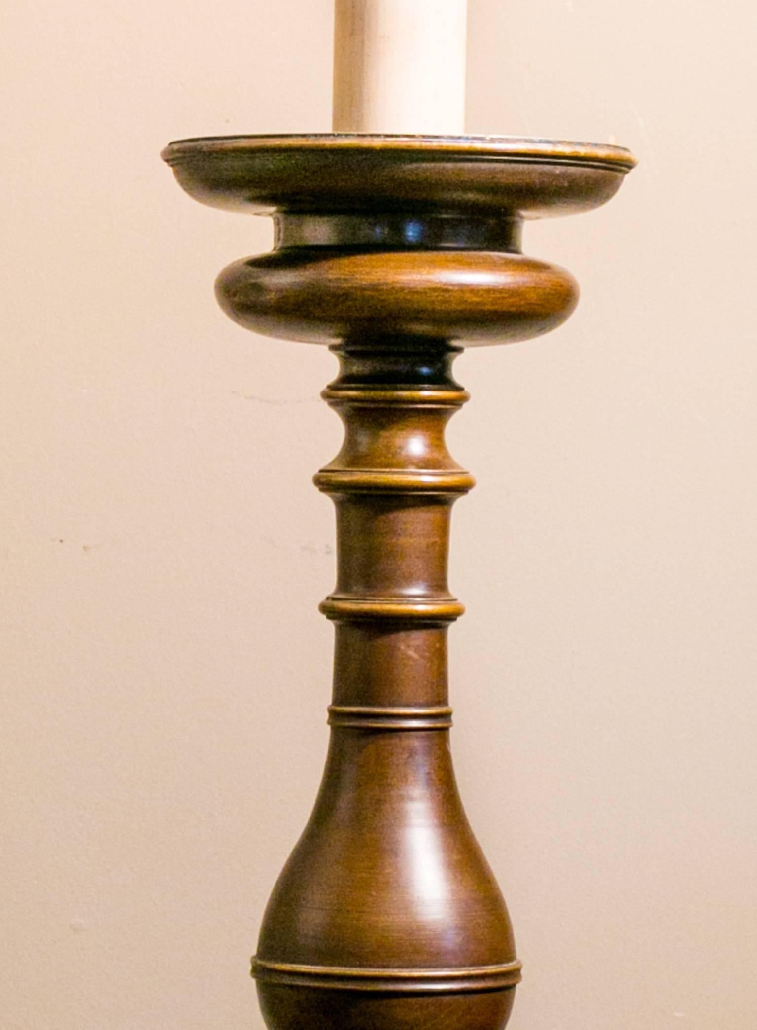 Schwere, klobige Stehlampe aus Bronze aus Belgien, um 1910. Neu verkabelt in den USA mit allen UL-gelisteten Teilen. Wunderschöne Patina mit original bemalter Holzkerzenhülle. Verkauft ohne Glühbirne und Schirm. Die Höhe bezieht sich auf die