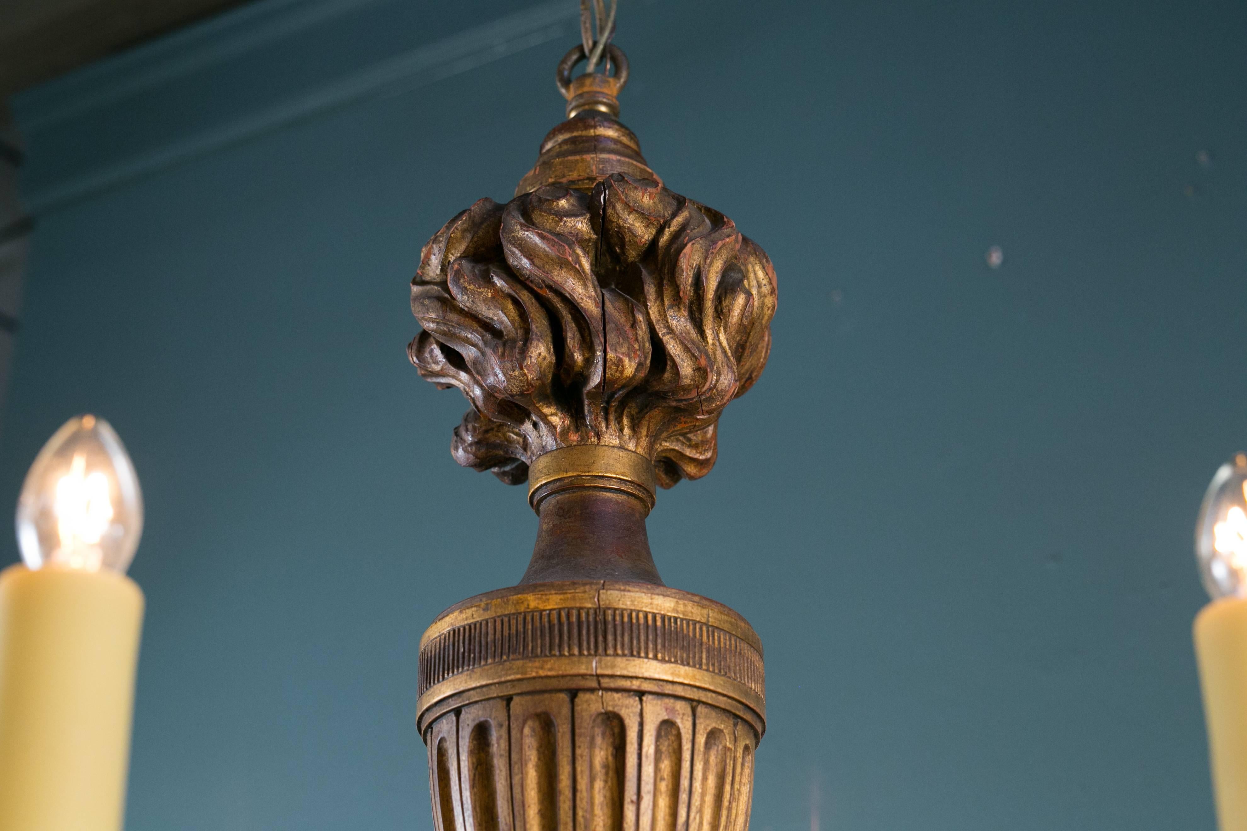 Antiker, geschnitzter Kronleuchter aus vergoldetem Holz im Empire-Stil mit sechs Armen. (Spätes 19. Jahrhundert) im Angebot