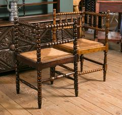 Pareja de sillas esquineras vintage con asiento de junco estilo Bobbin