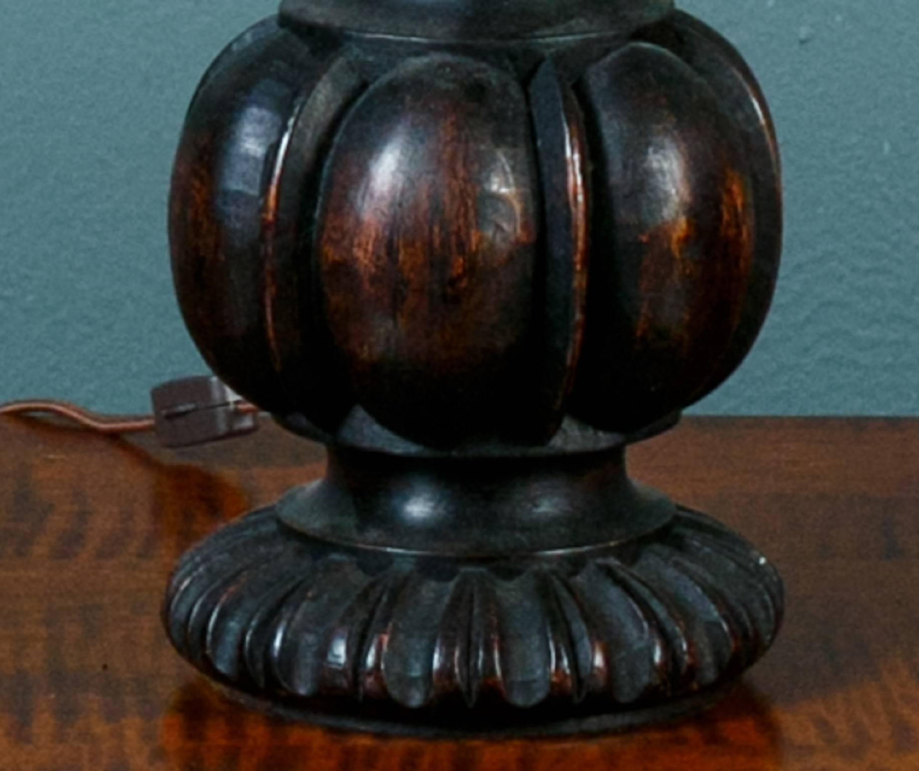 Néo-baroque Grande lampe de bureau en bois sculpté à la main Barley Twist avec abat-jour en lin, vers 1940 en vente
