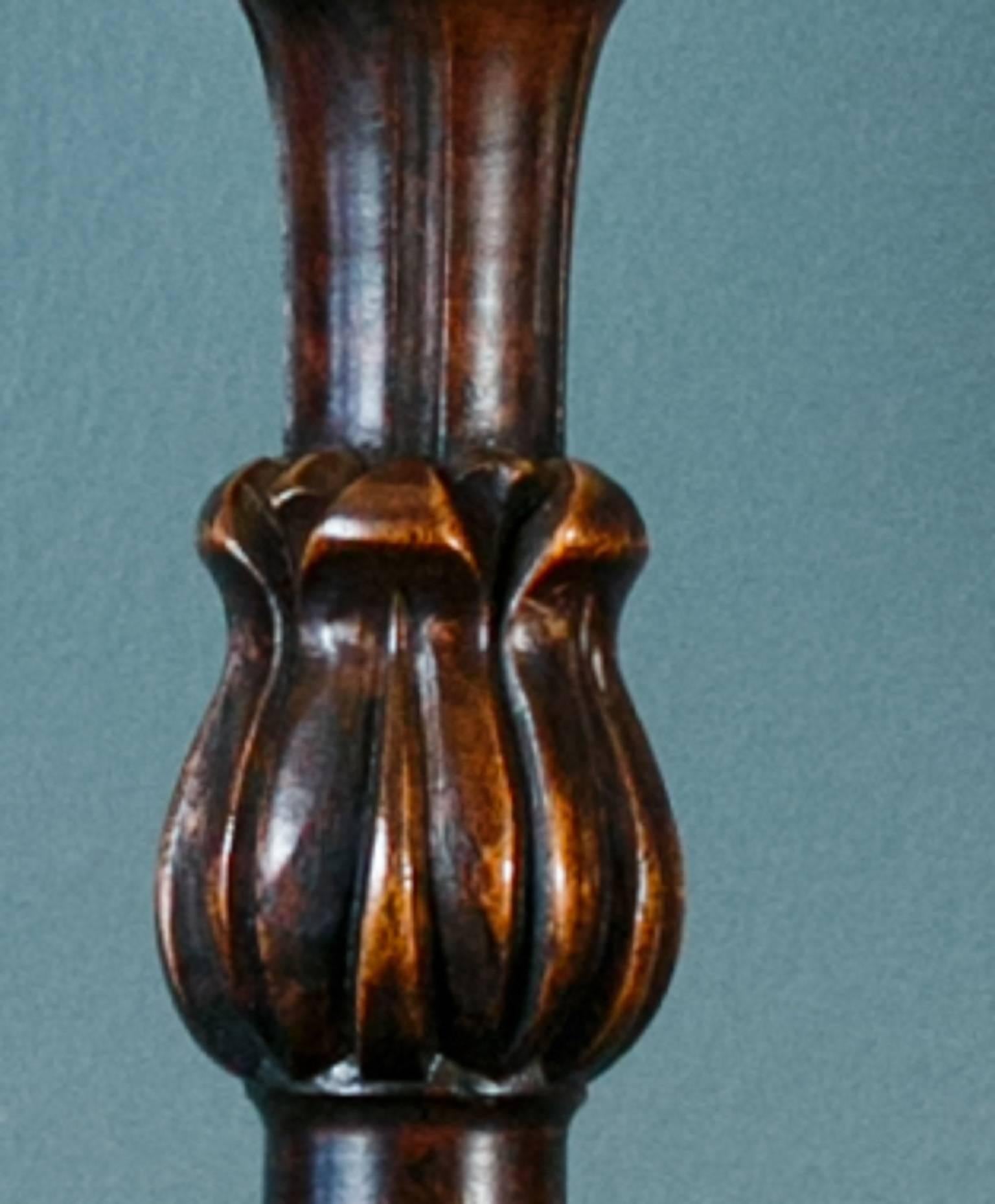 Belge Grande lampe de bureau en bois sculpté à la main Barley Twist avec abat-jour en lin, vers 1940 en vente
