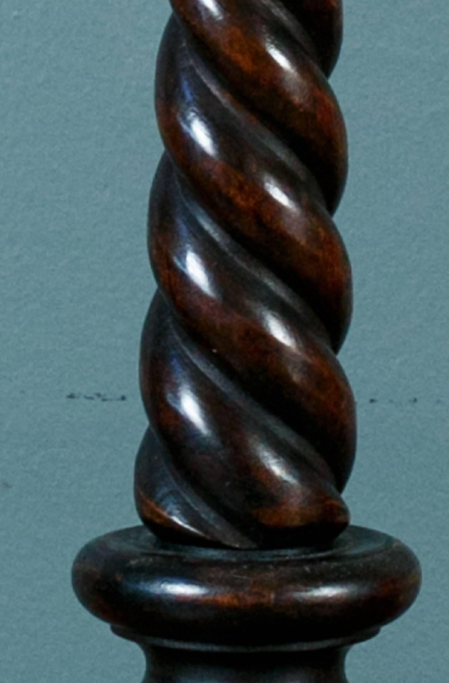 Sculpté à la main Grande lampe de bureau en bois sculpté à la main Barley Twist avec abat-jour en lin, vers 1940 en vente