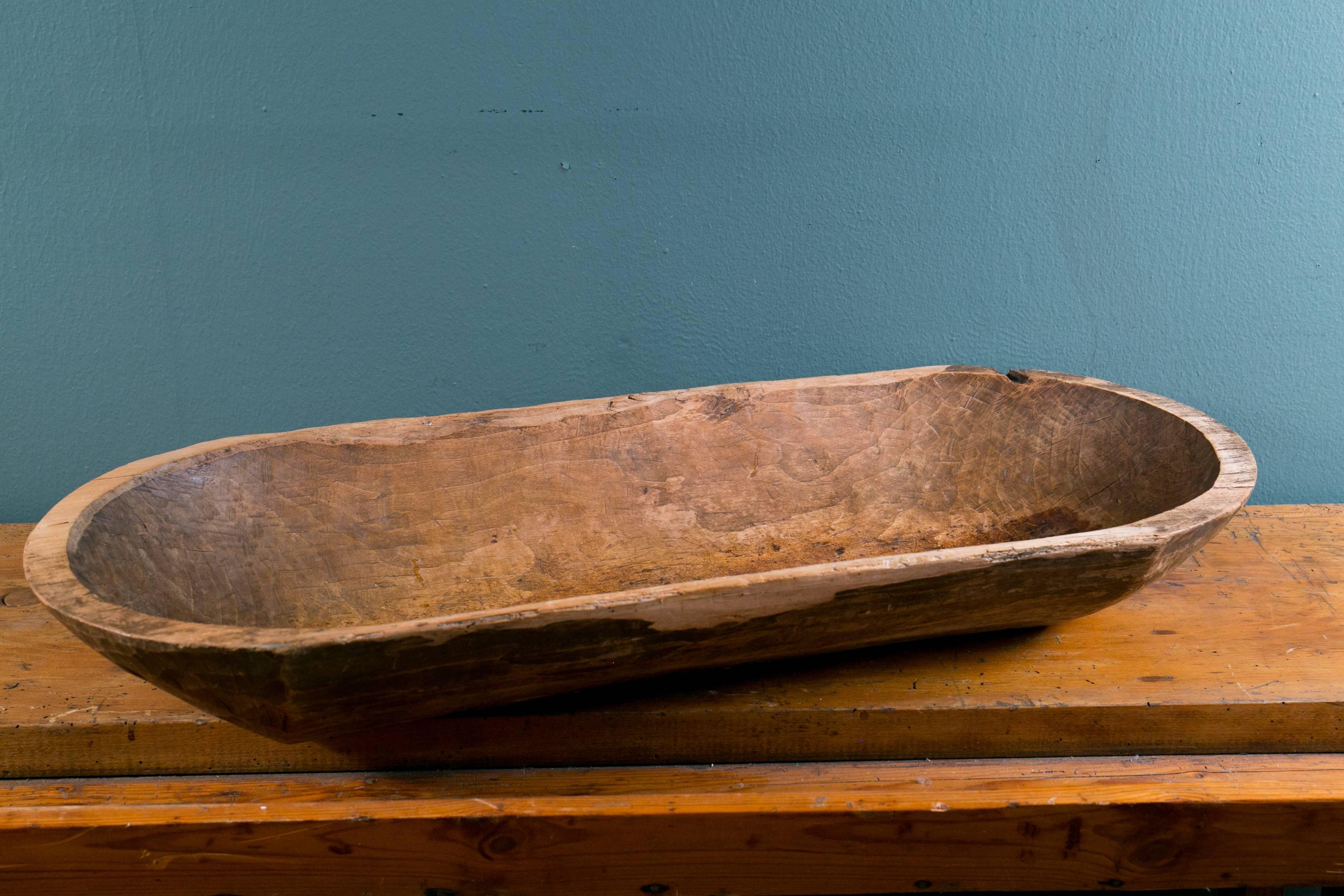Early 20th century antique Primitive wooden trough, handcrafted in the USA. Oval shape with a flat base and curved, smooth interior. Great as a tabletop decoration.