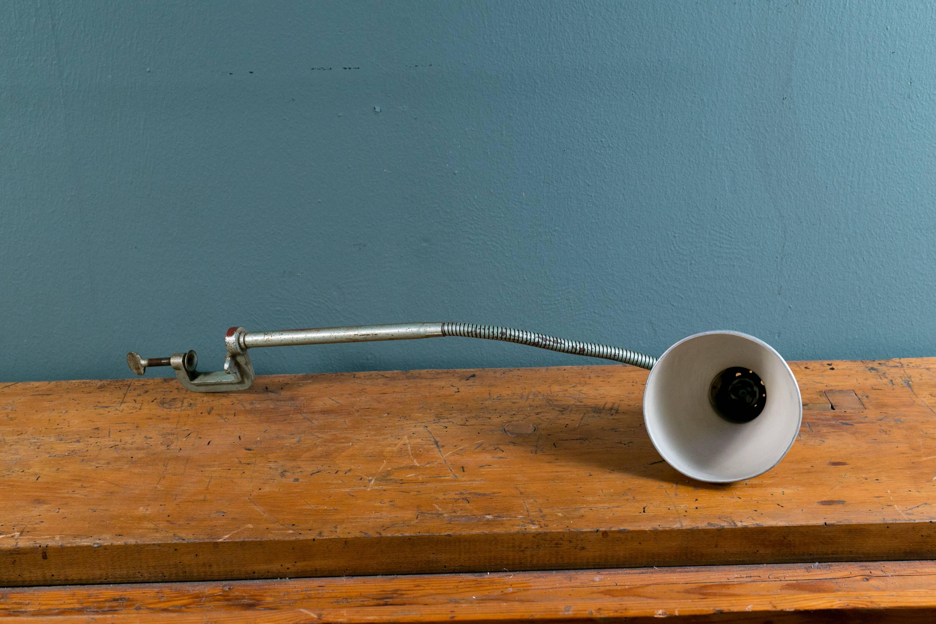 Erpe Industrieleuchte mit flexiblem Hals in grüner Metallic-Lackierung. Belgische Schreibtischlampe im Vintage-Stil mit Schirm, die mit einer Schraubzwinge am Tisch oder Schreibtisch befestigt wird. Der flexible Hals ermöglicht einen großen