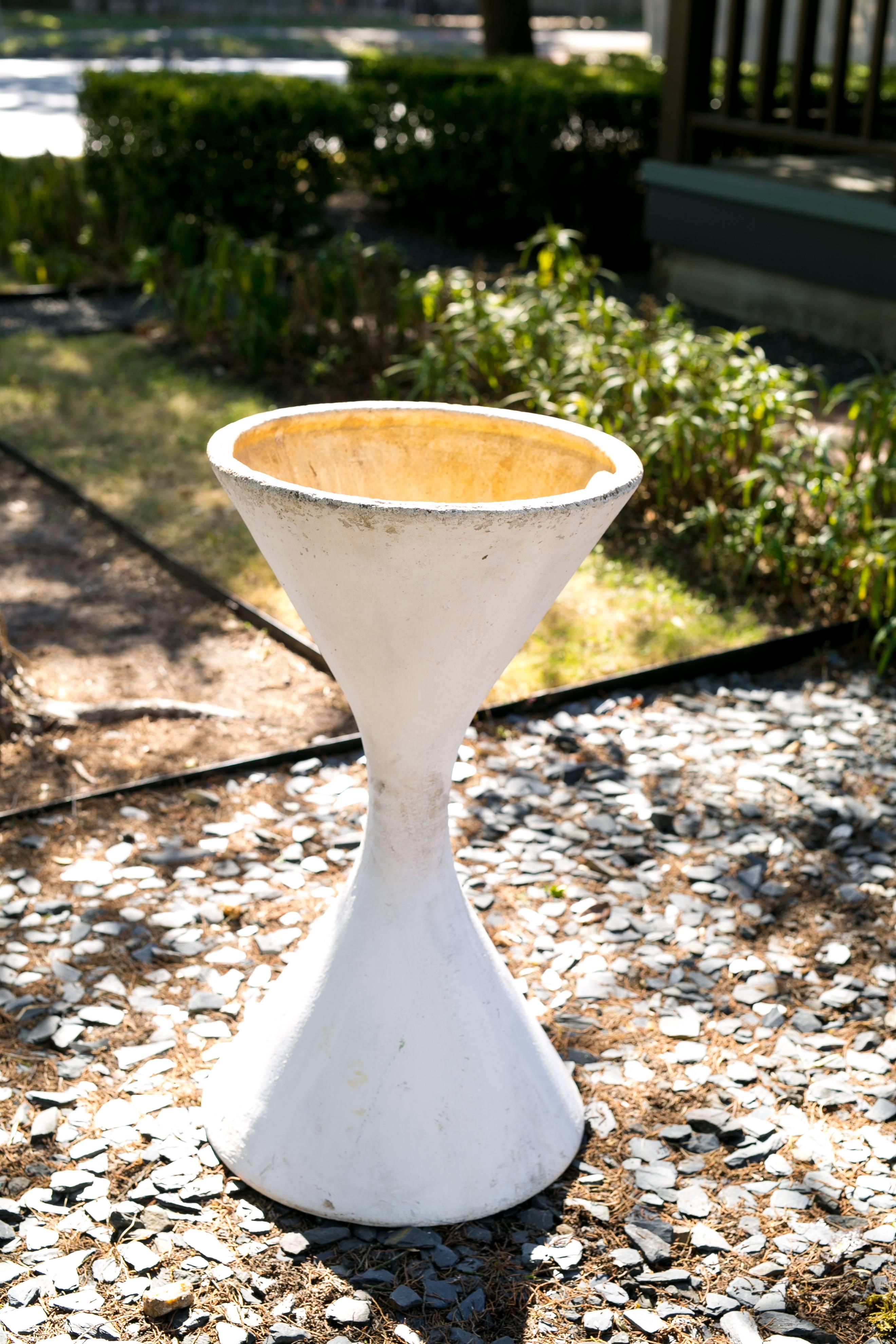 Wonderful vintage Willy Guhl spindle or diablo style planter from Swiss company Eternit Ag, circa 1950s. Is overpainted with white paint and is constructed of fiber cement. Great Mid Century Modern hourglass geometric design. Several different sizes