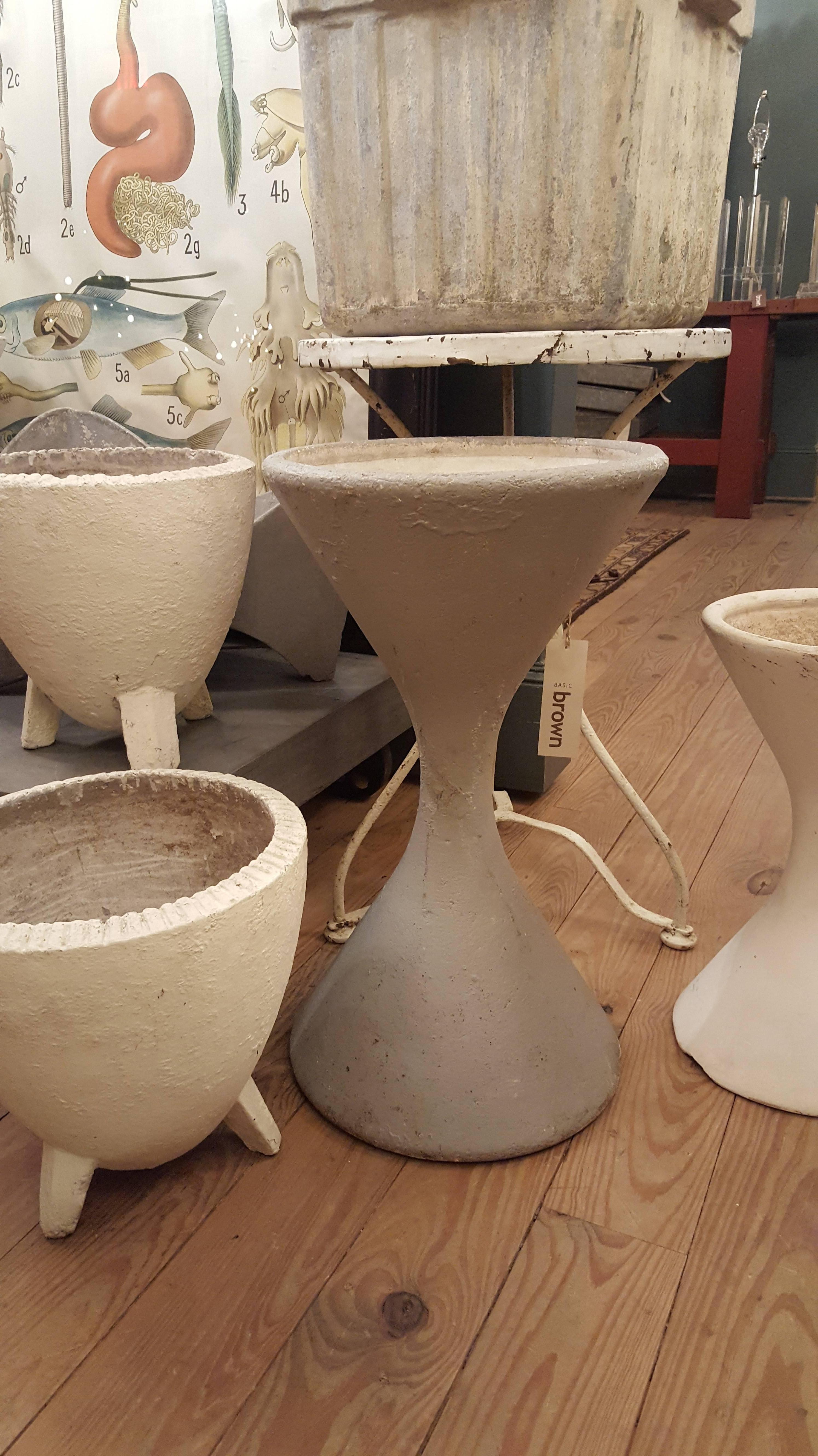 Small Grey Painted Fiber Cement Willy Guhl Diablo Spindle Planter In Excellent Condition In Houston, TX