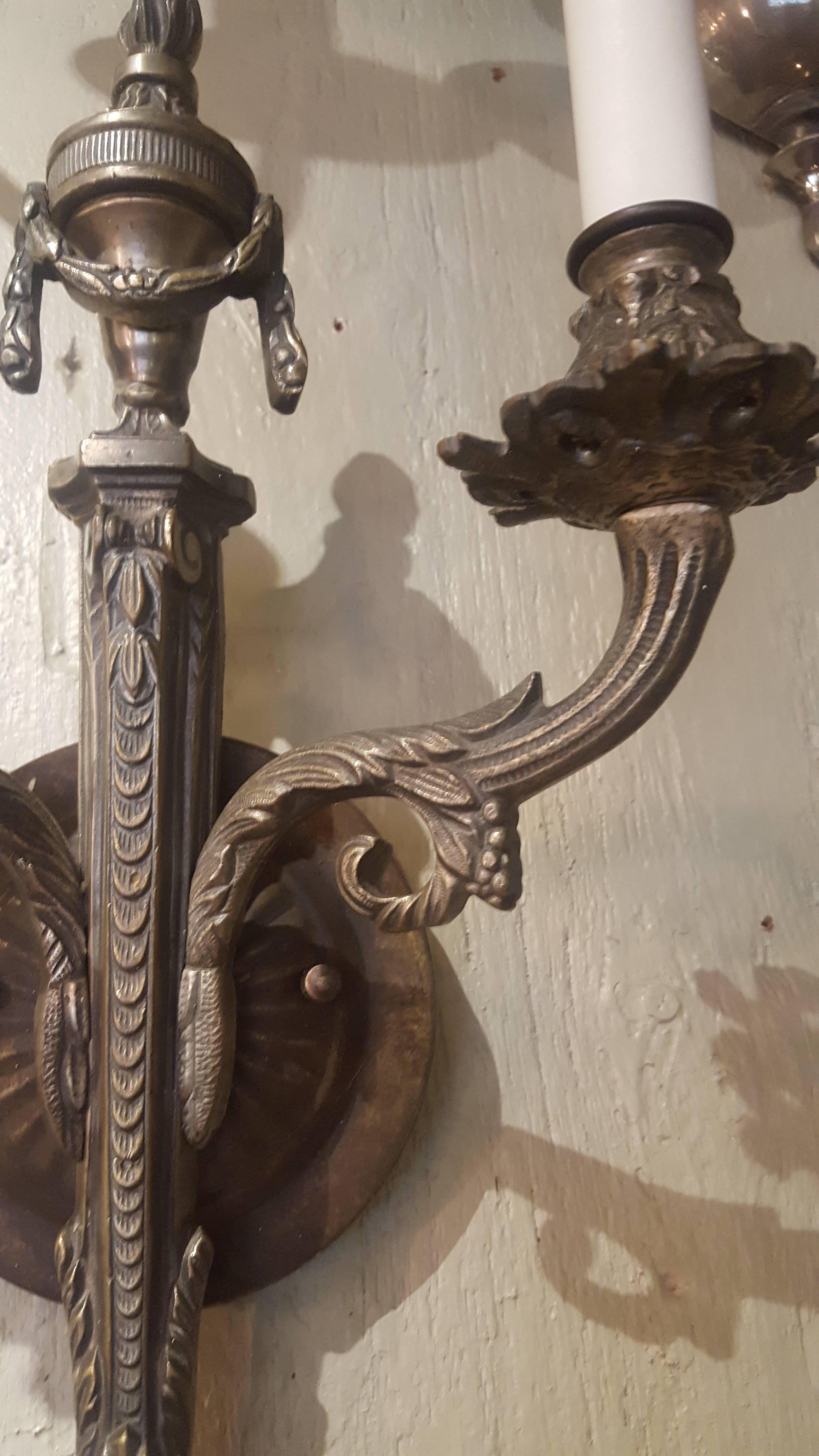 Coppia di sconsigliere francesi a due bracci in stile impero in bronzo con dettagli a urna e a festoni In condizioni ottime in vendita a Houston, TX