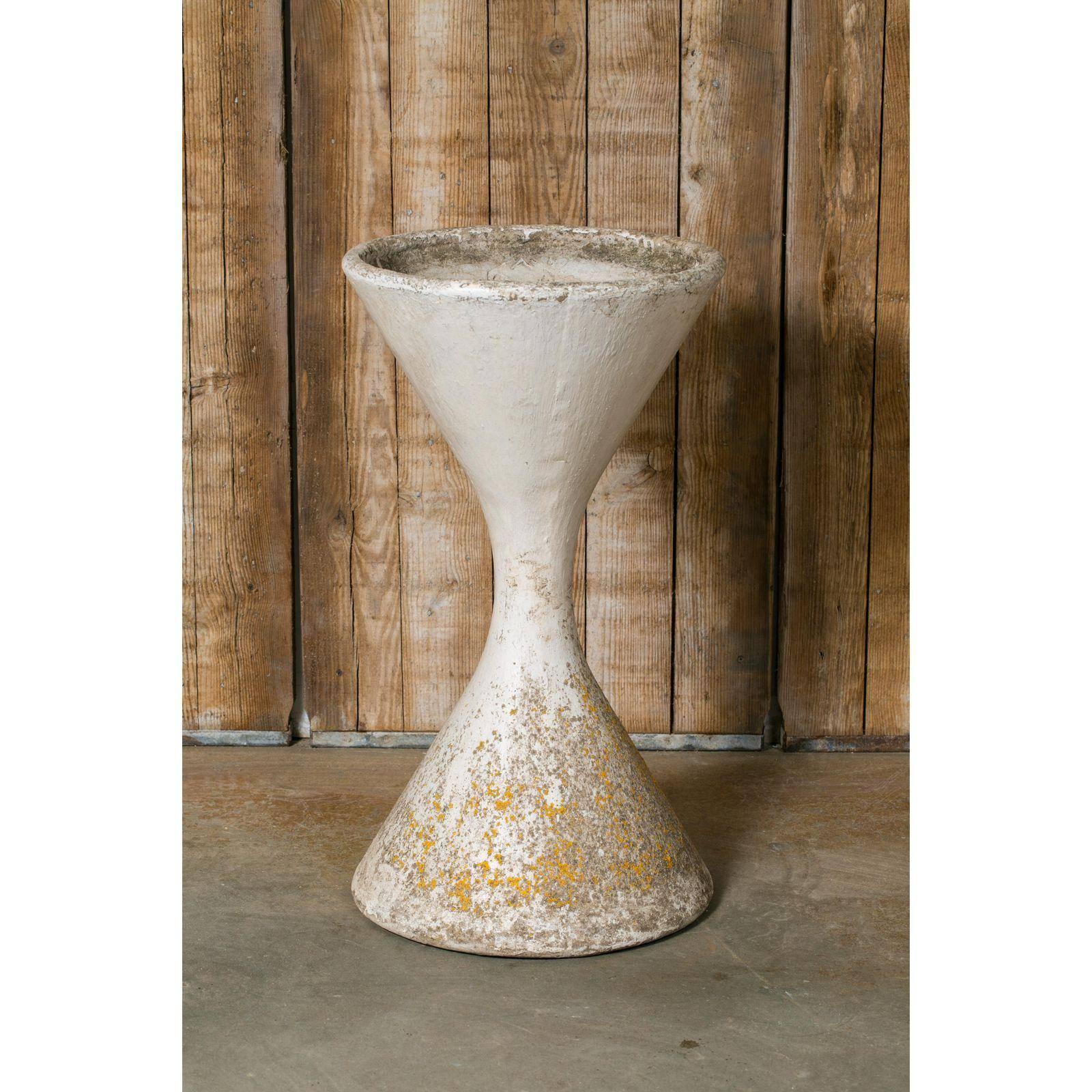 Wonderful vintage Willy Guhl Spindle or Diablo style planter from Swiss company Eternit Ag, circa 1950's. Has white paint on the exterior with orange lichen and is constructed of fiber cement. Great Mid-Century Modern hourglass geometric design.