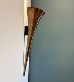 Applique a torcia in ottone martellato a mano SIEK, luce verso l'alto dal design scultoreo