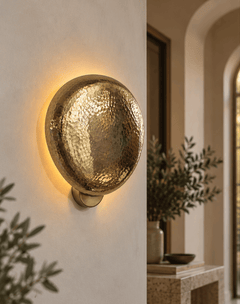 OBRA Wandleuchte aus handgehämmertem Messing, skulpturales indirektes Licht