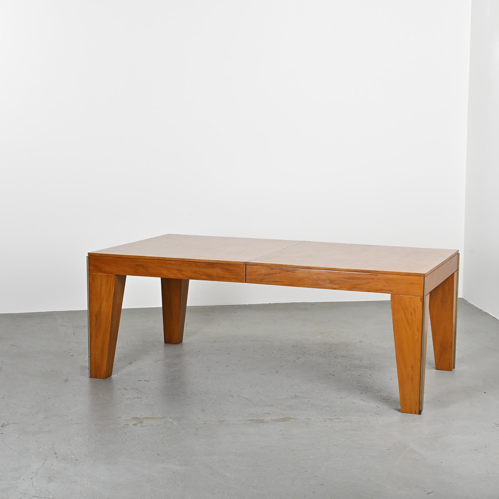 Large dining table designed by André Sornay, produced circa 1930.

This emblematic piece perfectly illustrates the formal language developed by Sornay in the early 1930s: geometric rigor softened by understated elegance. The four slightly splayed