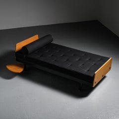 Letto Scal di Jean Prouvé, acciaio nero e rovere, stile Mid-Century Modern, Francia
