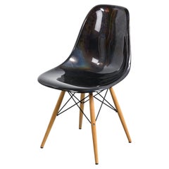 Silla Eames personalizada por un artista, hacia el año 2000