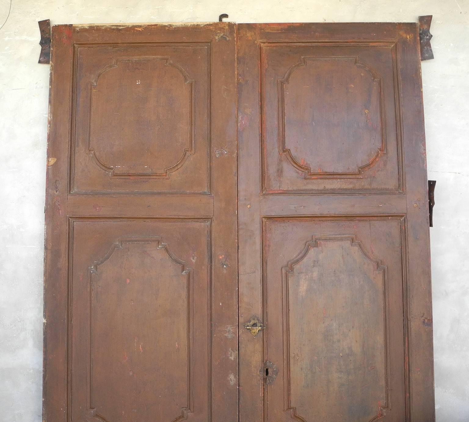 Antique Pair of Large Brown 18th Century Spanish Entrance Doors In Good Condition In Houston, TX