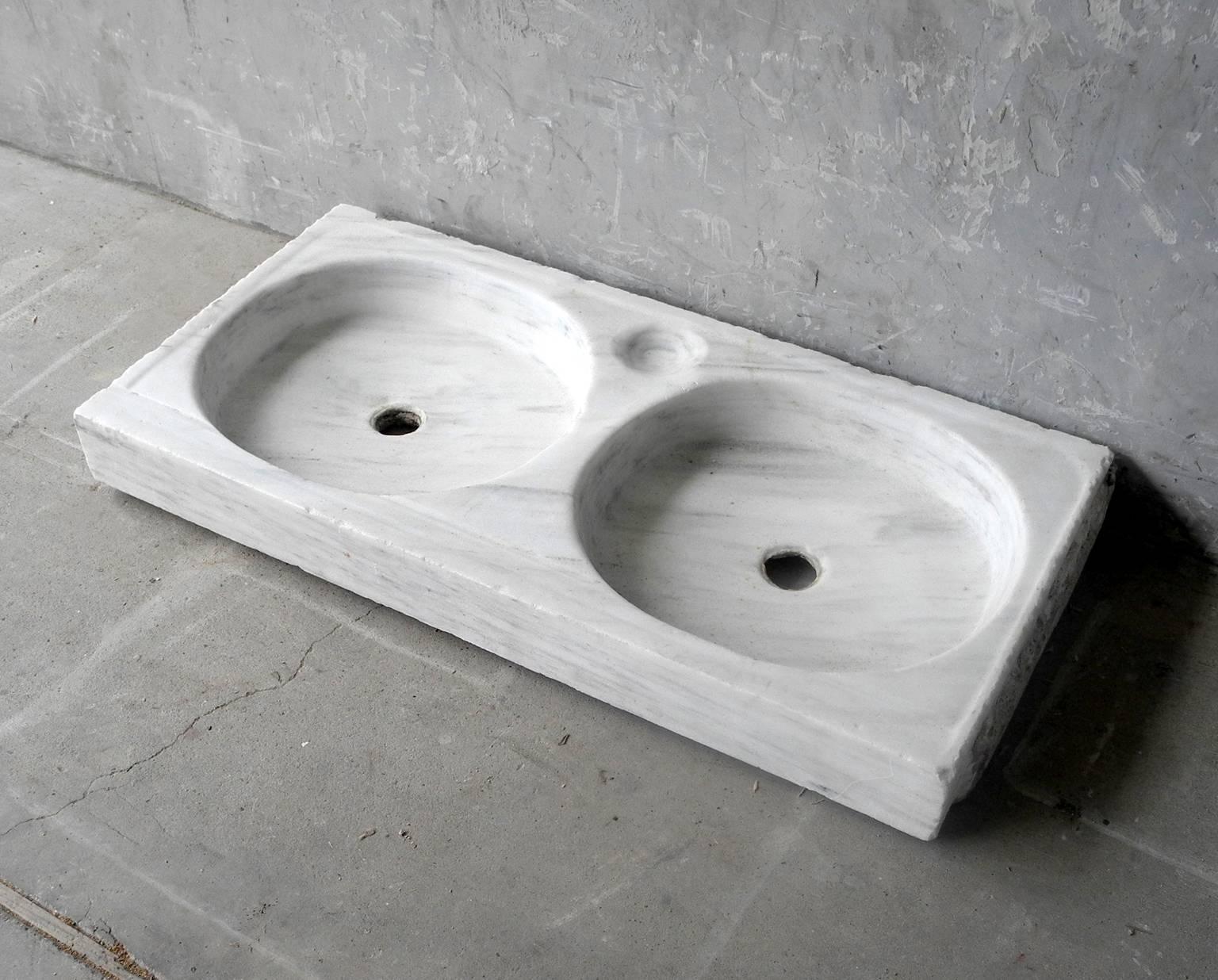 Late 18th Century White Marble Double Sink from a Bastide in Provence In Good Condition In Houston, TX