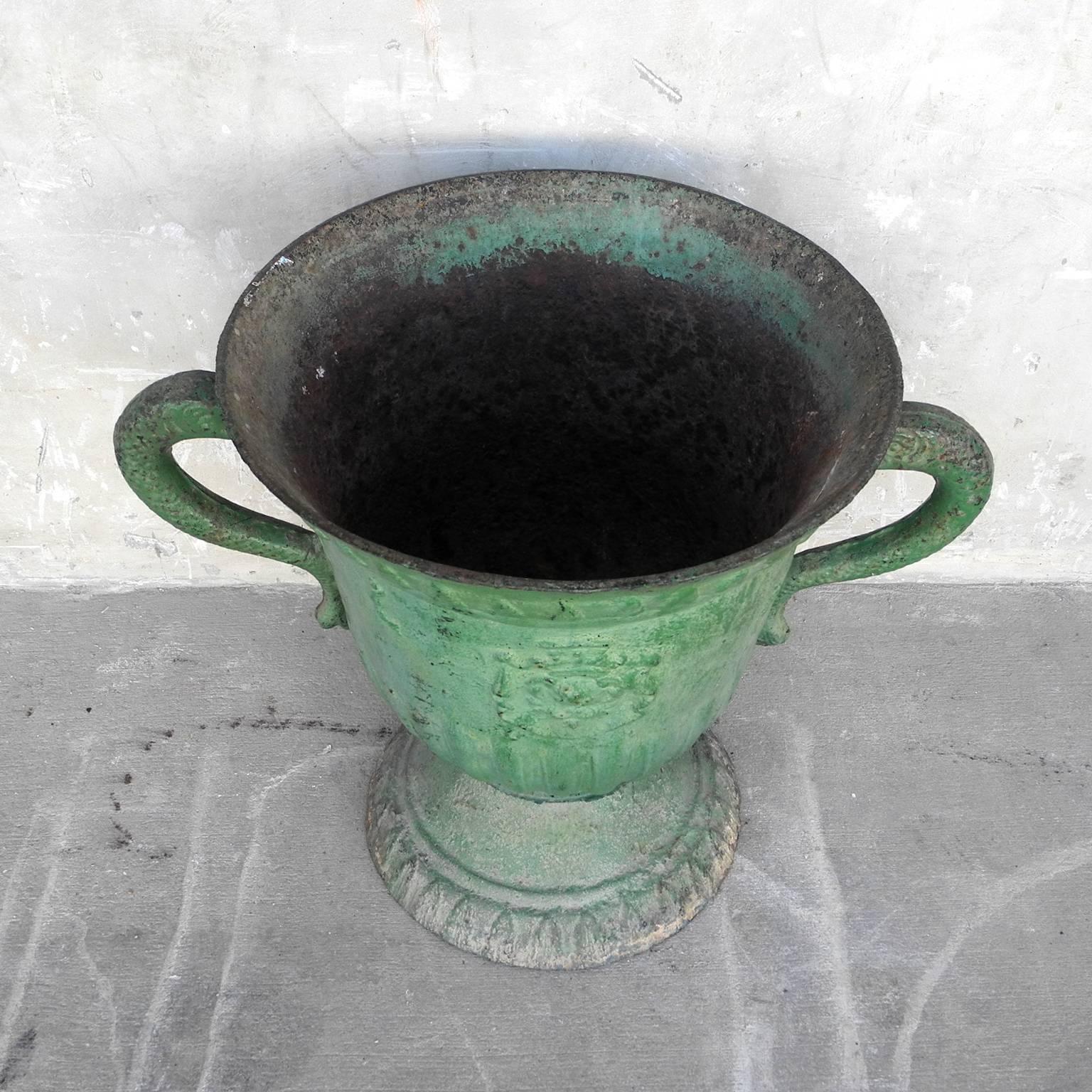 This heavy and grand French jardiniere/planter is made of iron and from the late 17th century. It has a vibrant green color and works perfectly as an entrance piece or a center piece on a table. Fill it with either sturdier shrubs or lots of