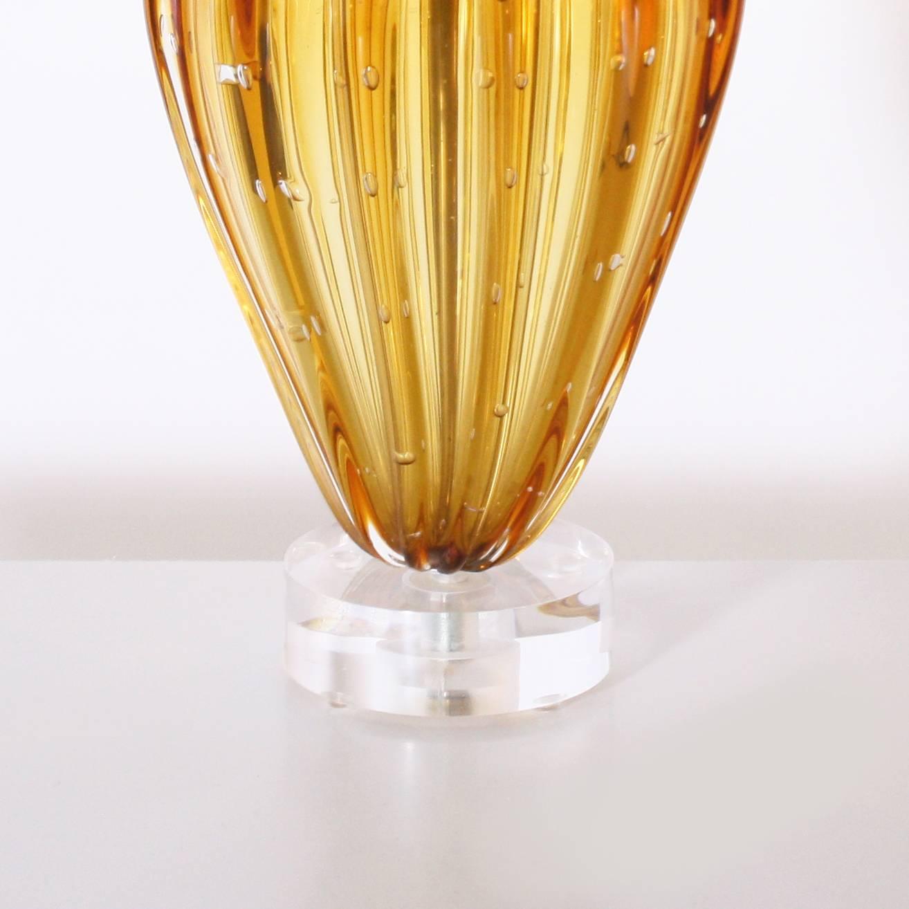 Small Amber Murano Glass Lamp with Clear Bubble Inclusions, circa 1960 In Excellent Condition In Dallas, TX