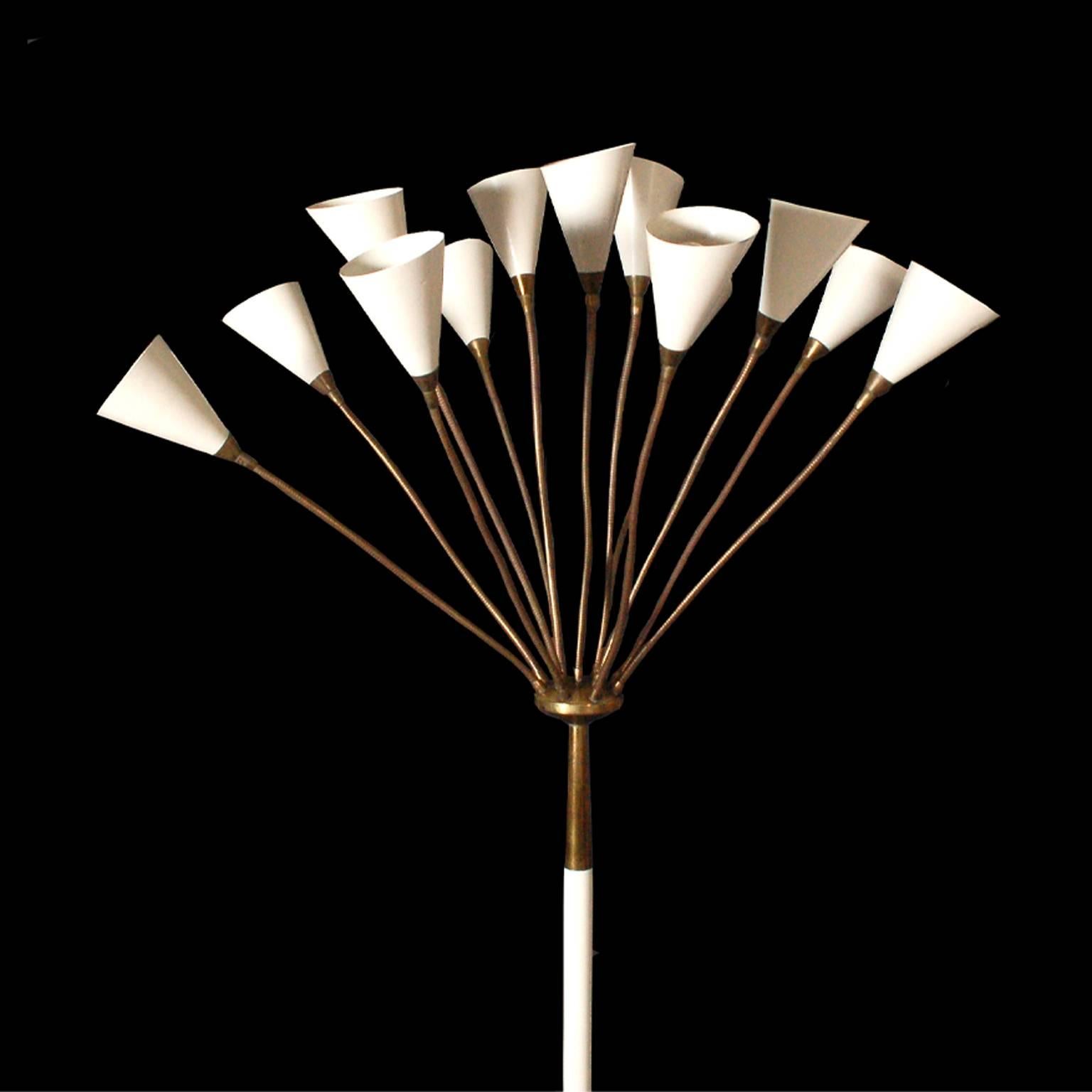 Un des rares lampadaires de Gino Sarfatti. Base en marbre, tige en laiton et en émail blanc avec 13 bras réglables avec des abat-jours peints en émail blanc. Références : 'Gino Sarfatti selected works 1938-1979' pg. 153 et Phillips Auction 26