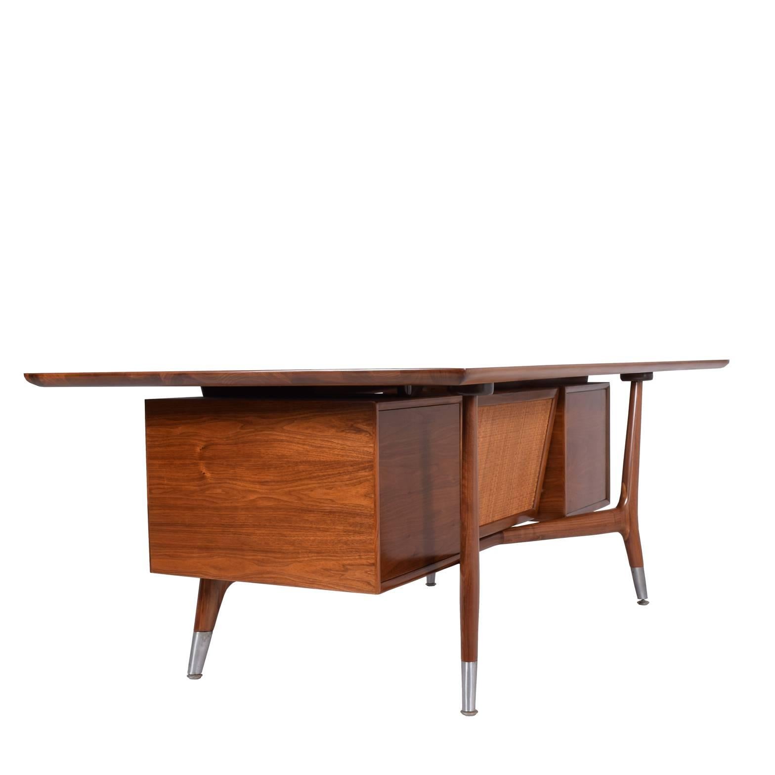 Mid-Century Modern Large Executive American Desk Attributed to Stow Davis
