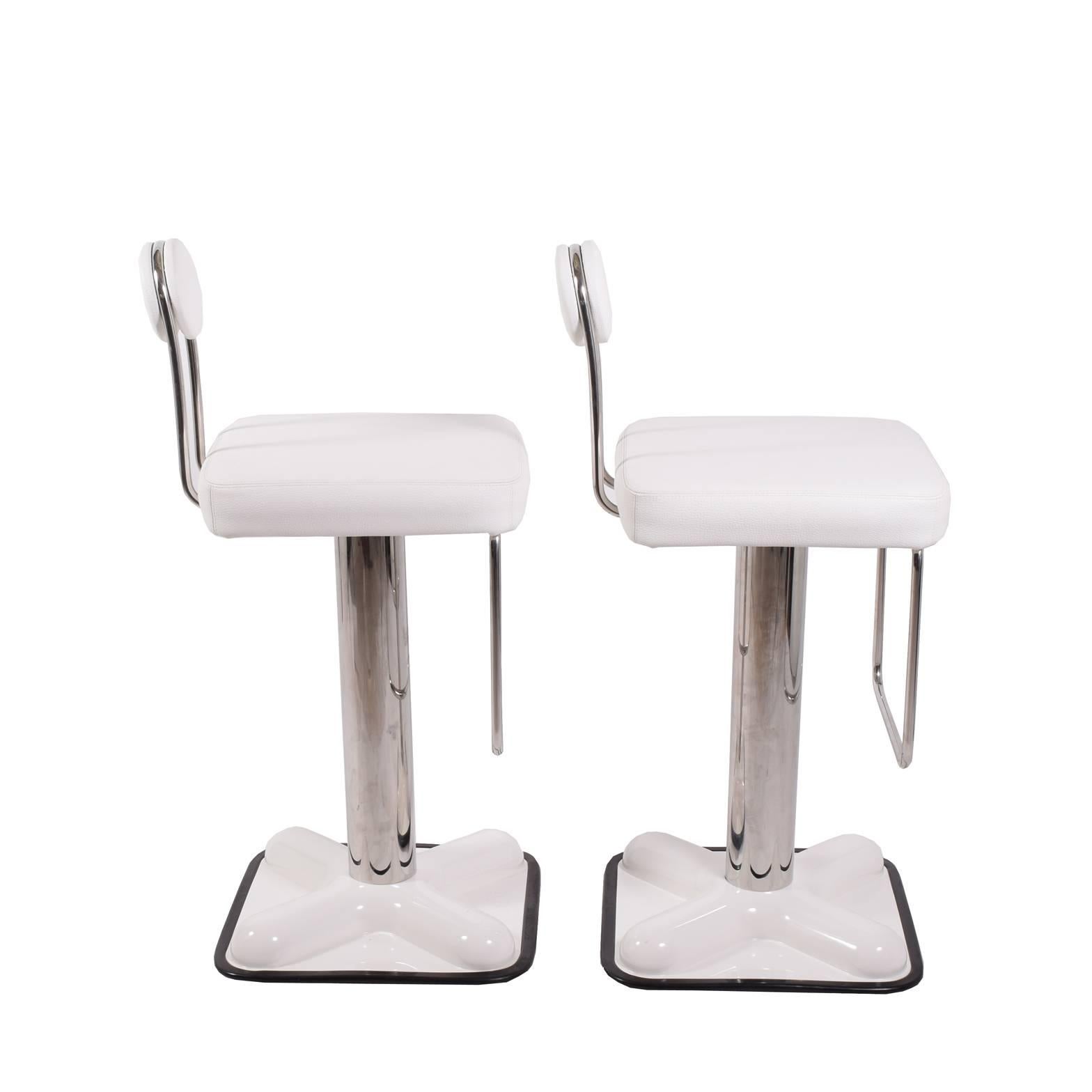 Pair bar stools design in 1971 mfg. Zanotta white leather upholstery.
It was awarded the golden medal at the International Exhibition M.I.A in 1972. It is also exhibited in several museums worldwide permanent collection: Kunstgewerbemuseum, Zürich