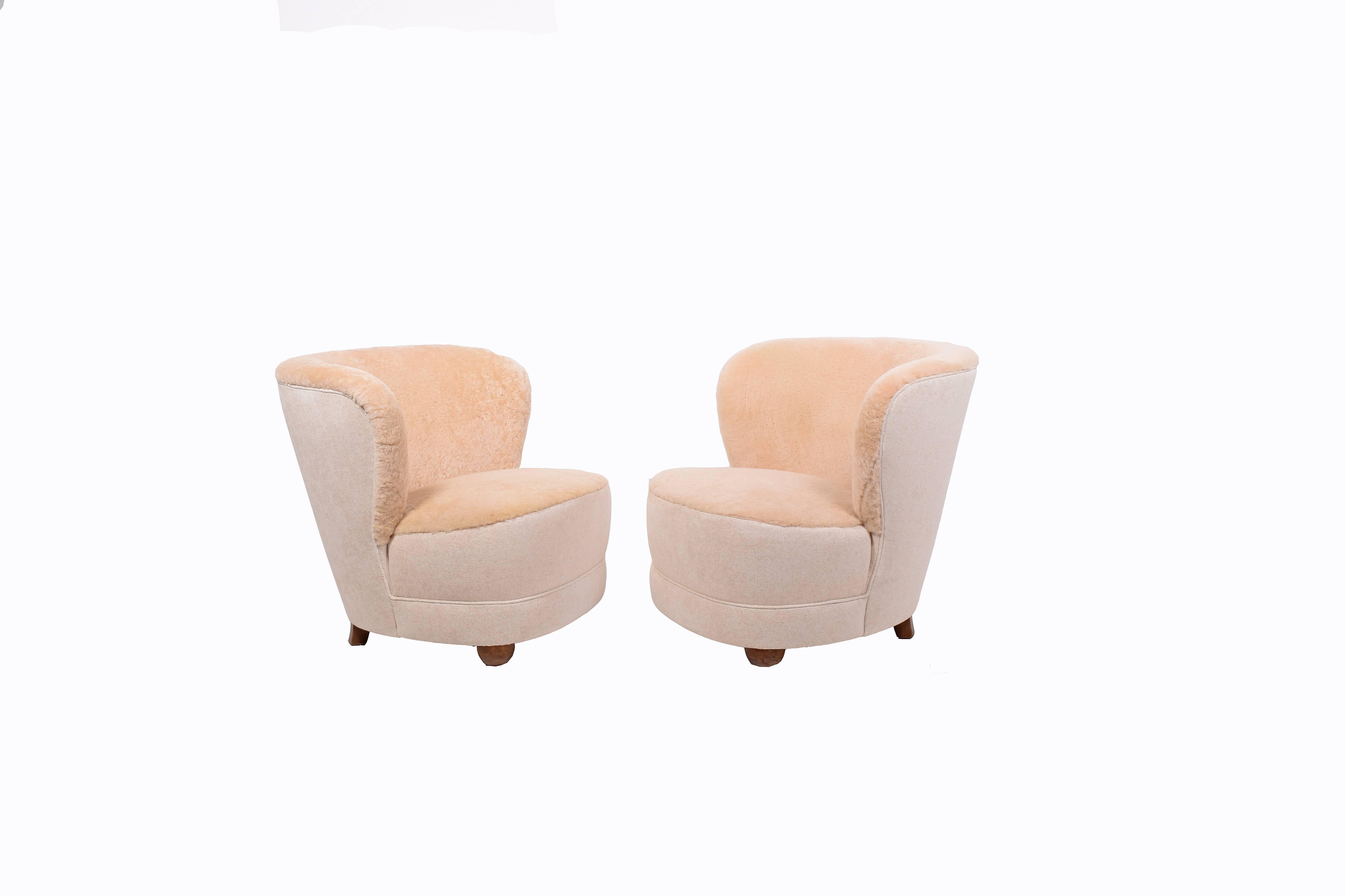 Pair of Danish 1940s stylish slipper chairs attributed to Flemming Lassen. Inside upholstered with sheep skin, outside upholstered white fabric.