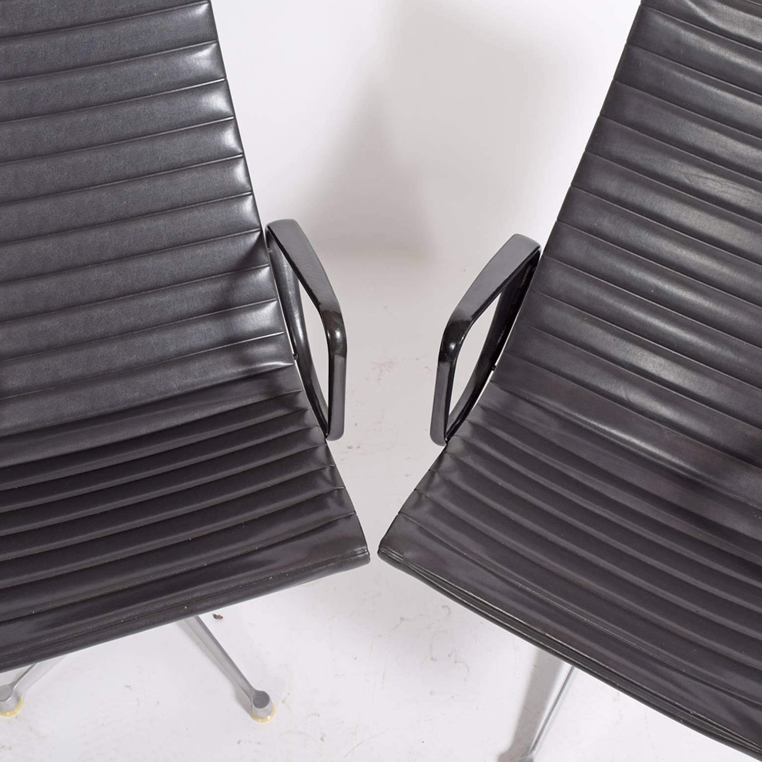 Modern Early Production Aluminum Group Lounge Chairs by Charles Eames