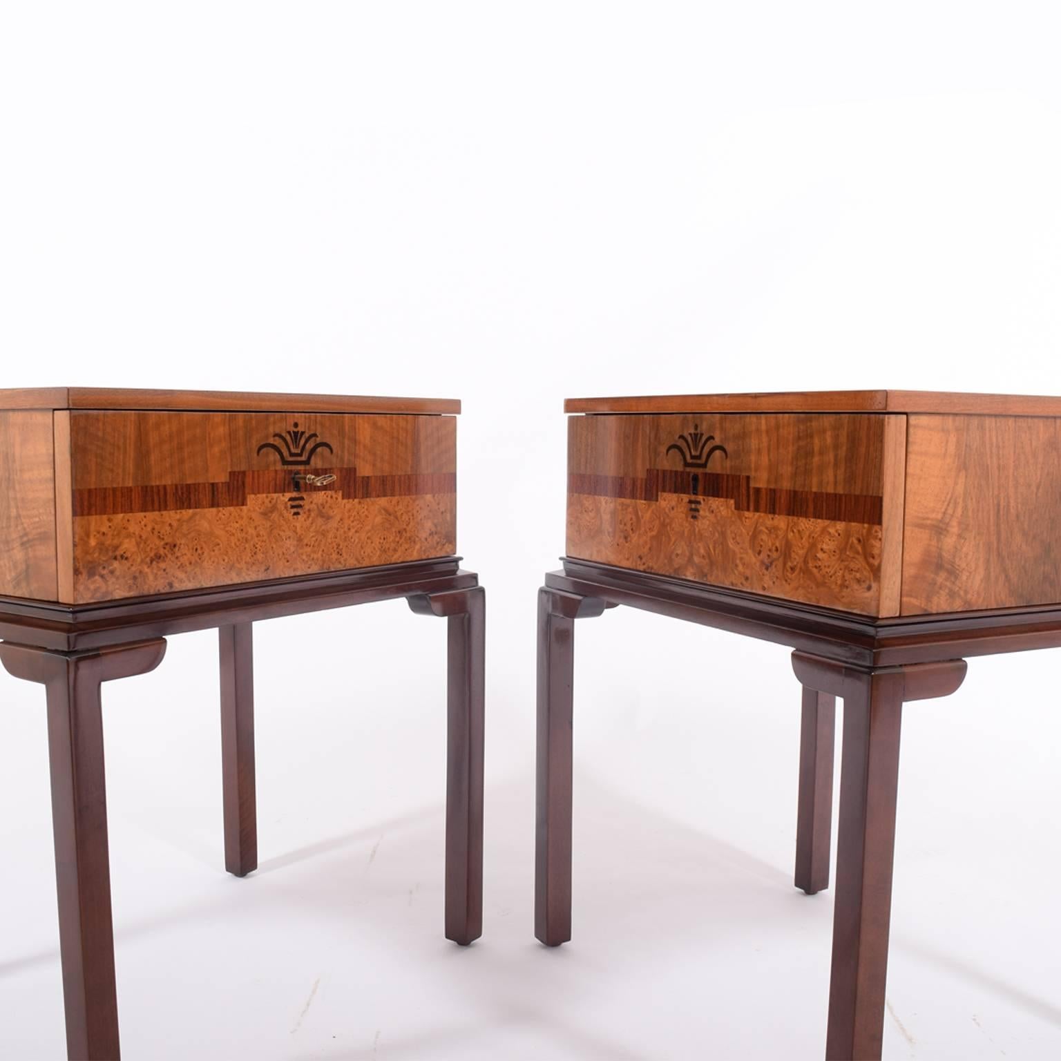Pair of cabinetmaker nightstands or side tables. Frames of stained beechwood, tops and sides walnut and single drawer with root walnut and rosewood.