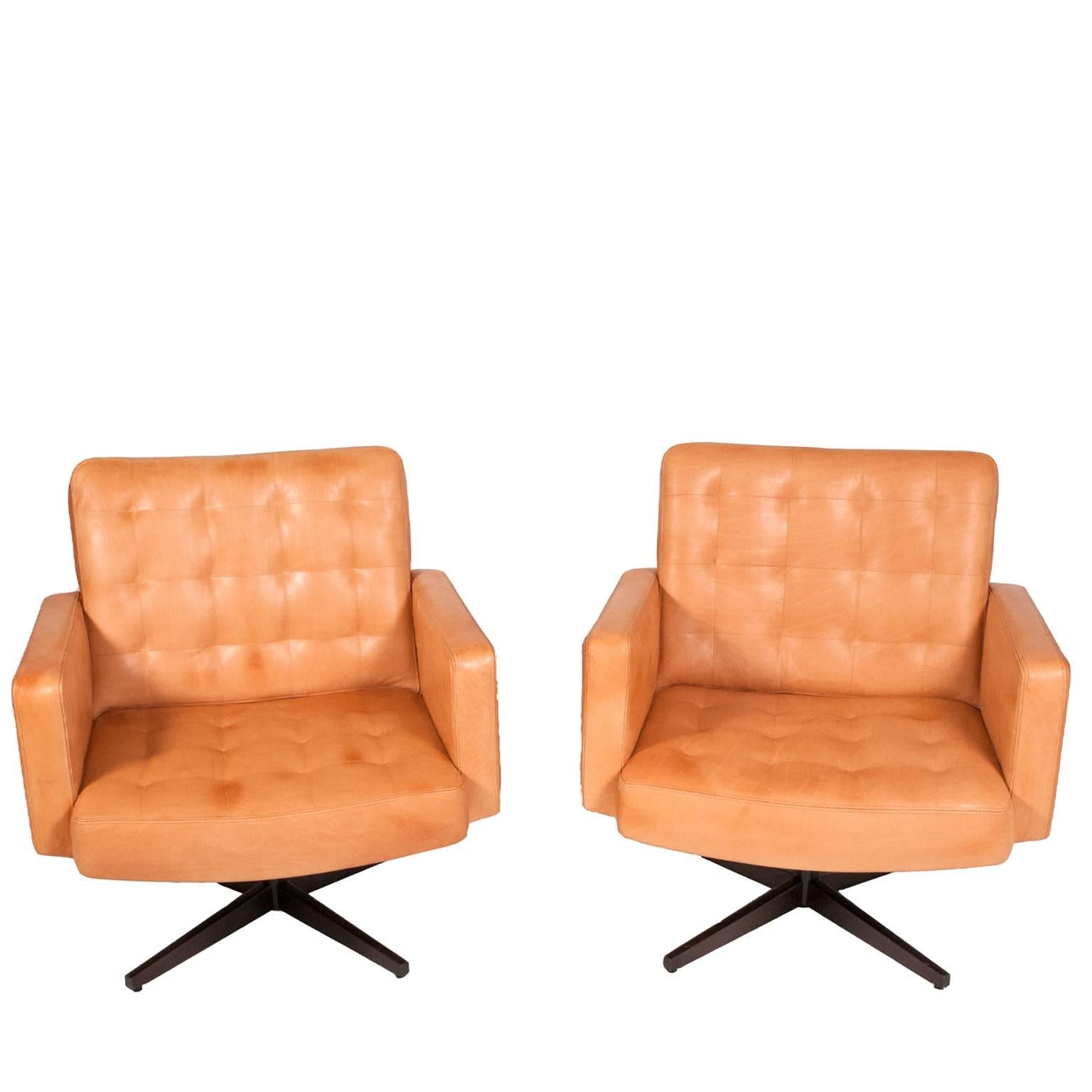 Pair of Lounge Chairs by Vincent Cafiero for Knoll In Excellent Condition In Hudson, NY