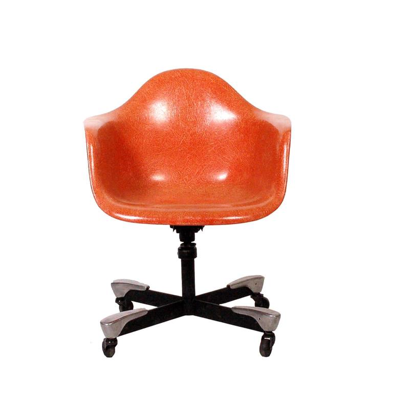 Charles Eames Dat Desk Chair For Herman Miller 1953 At 1stdibs Charles Eames Dat Desk Chair For Herman Miller 1953 Molded Fiberglass Arm S Aluminum And Enameled Steel Base With Casters Tilt Swivel