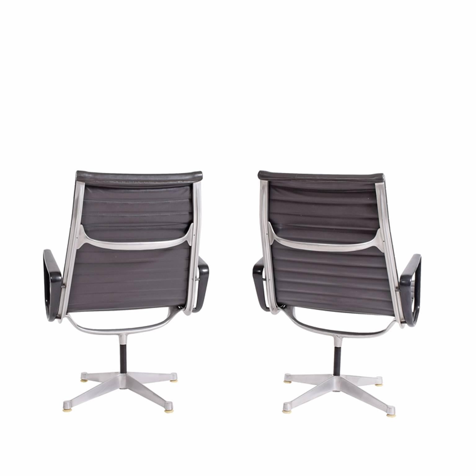 eames aluminum group lounge chair