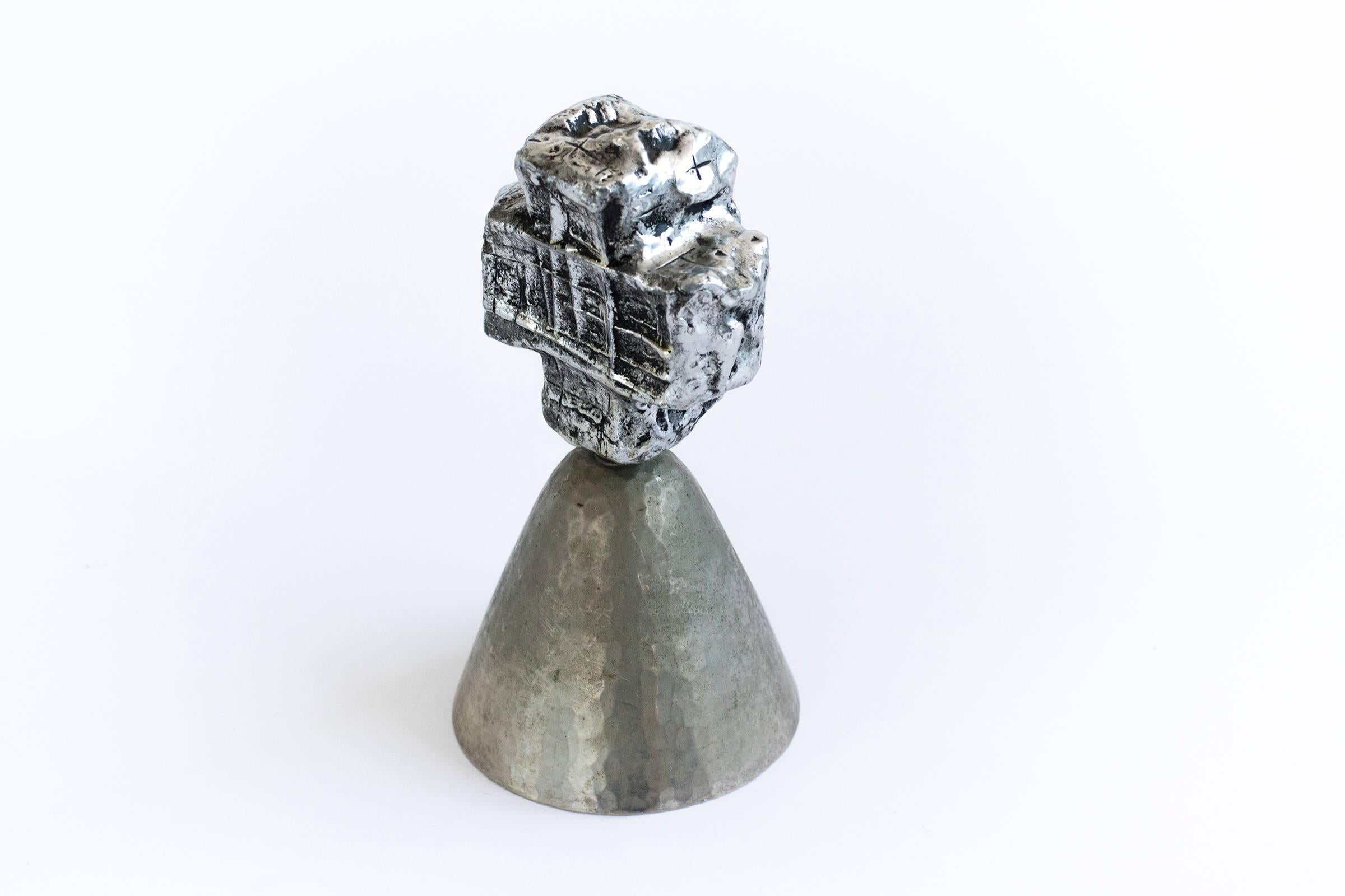 Cette cloche sculpturale unique est un superbe objet d'art, en métal martelé à la main avec une poignée en aluminium soudé, c'est une pièce unique.