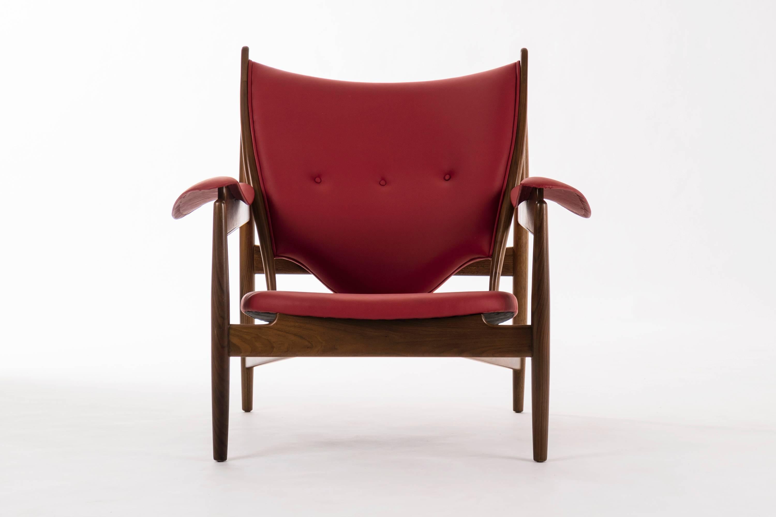 Mid-Century Modern Pair of Finn Juhl Chieftain Lounge Chairs