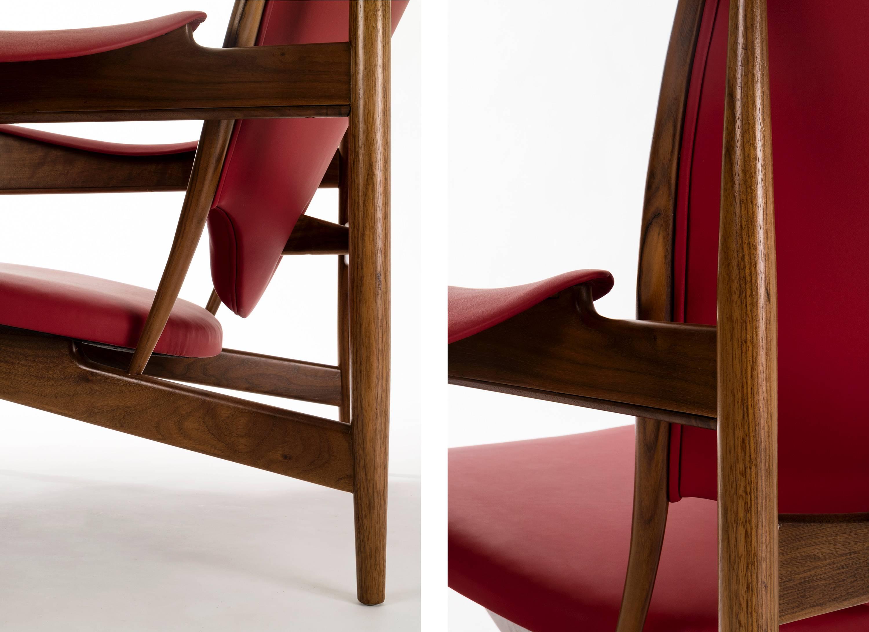 Mid-20th Century Pair of Finn Juhl Chieftain Lounge Chairs