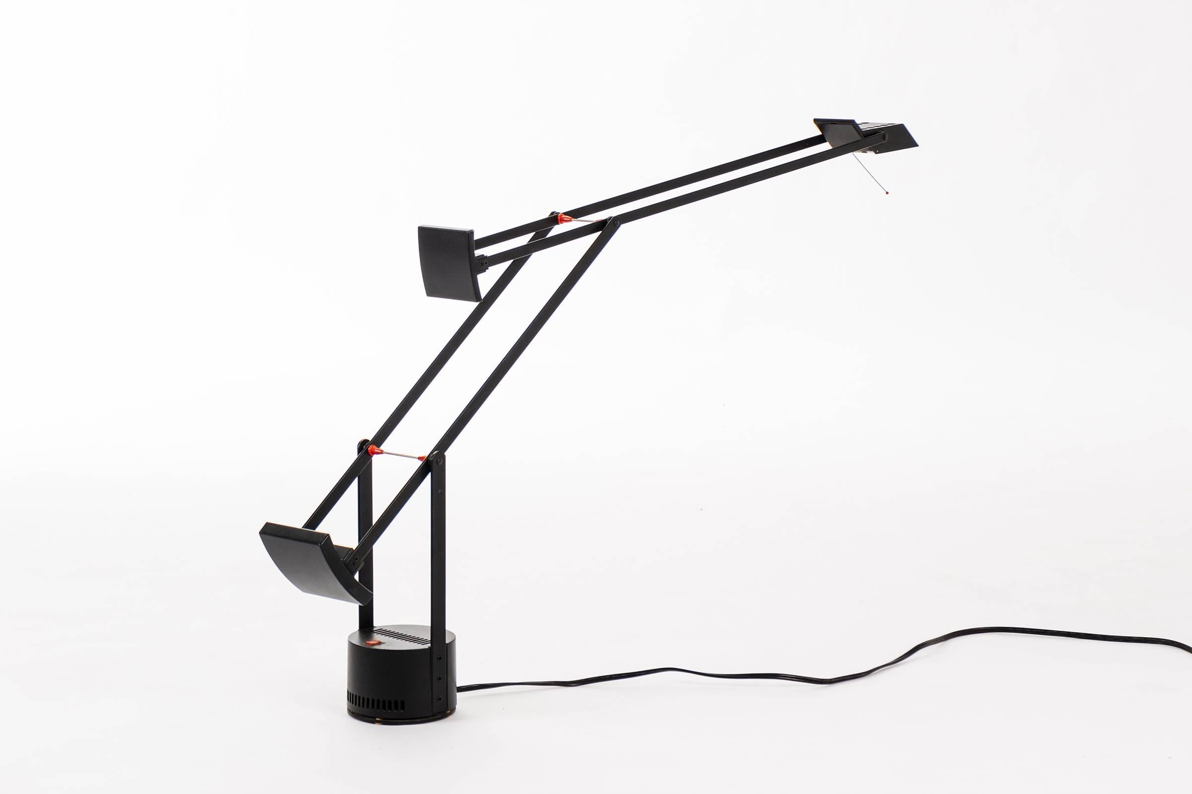 Tizio desk lamp for Artemide. Metal body with two counterweighted arms for easy configuration. Halogen bulb.