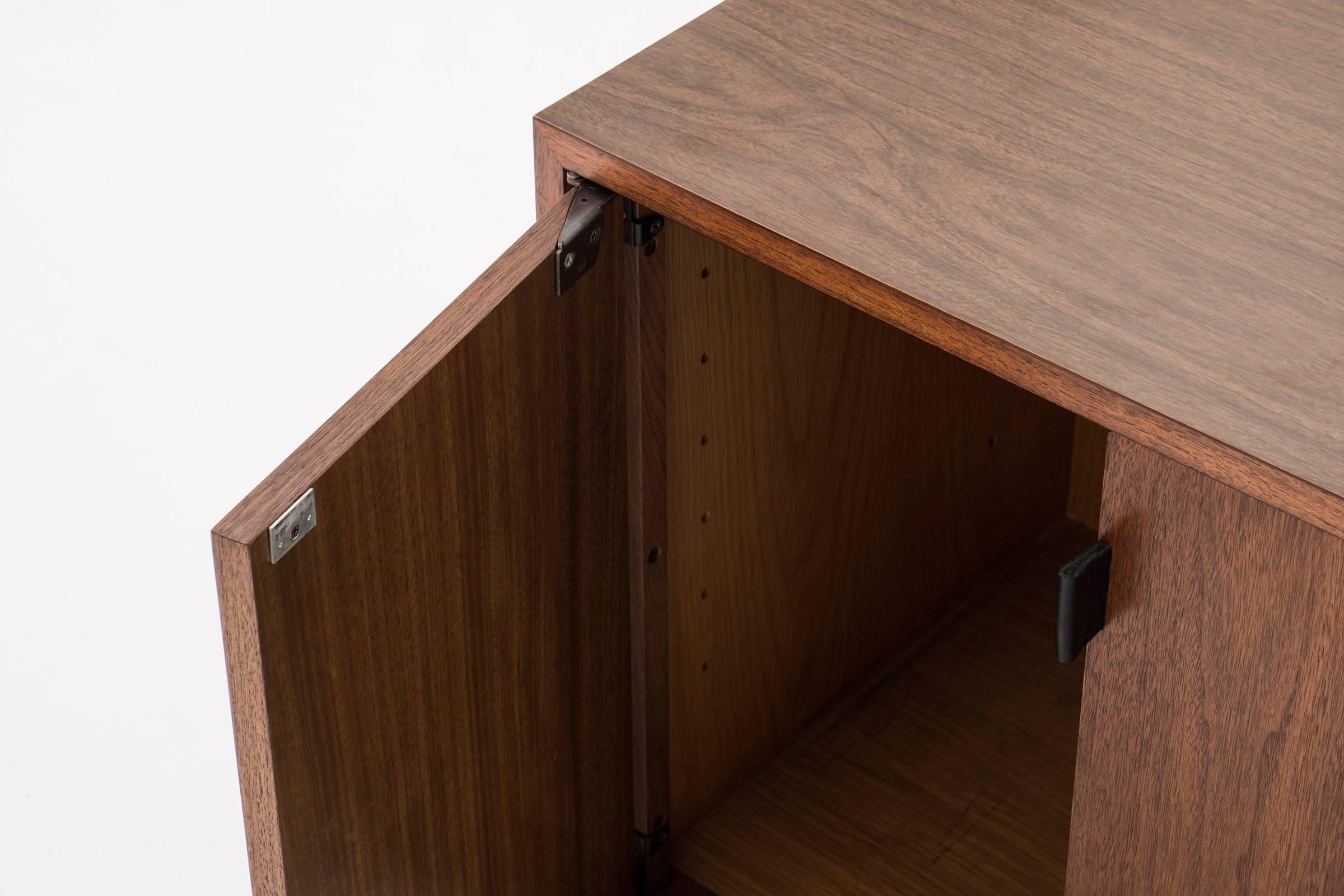 Wandschrank mit Wandmontierung von Florence Knoll (Mitte des 20. Jahrhunderts) im Angebot