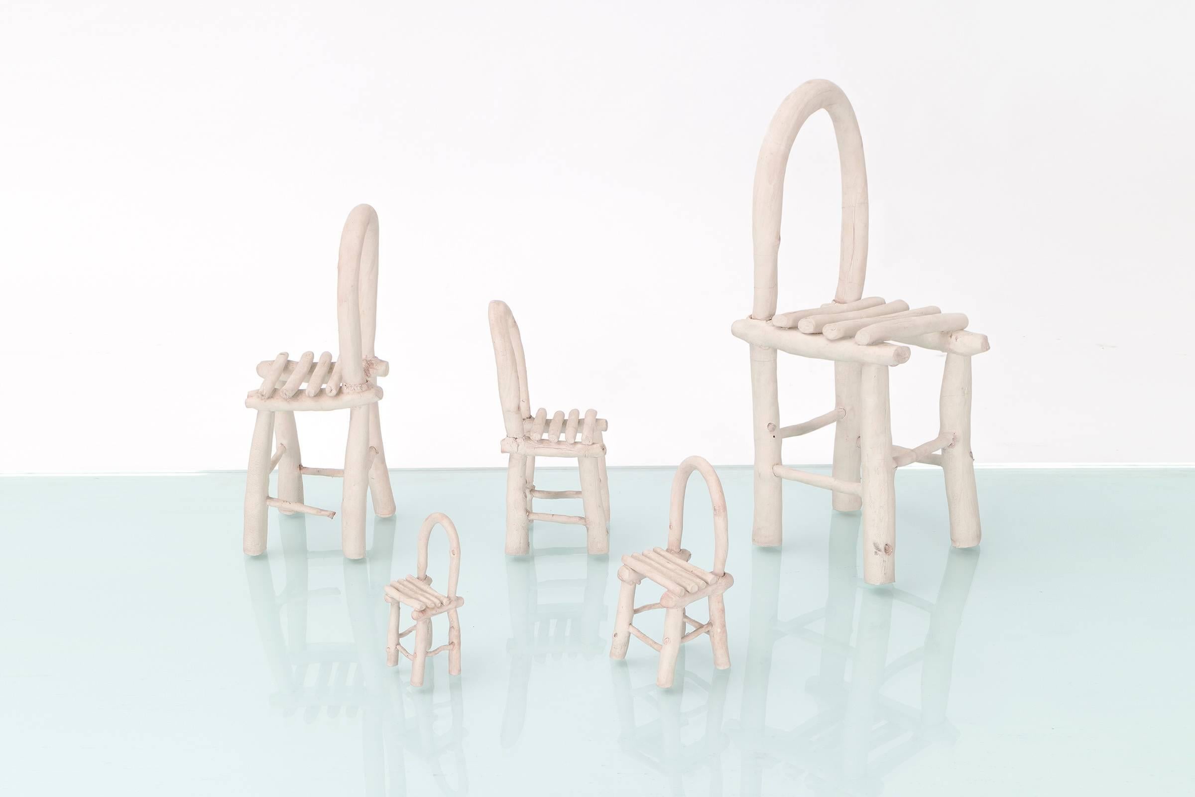 Ensemble de cinq chaises en céramique sculptées par l'artiste Linda Kramer, basée à Chicago. 

Mesures : Hauteurs des chaises : 5.5
