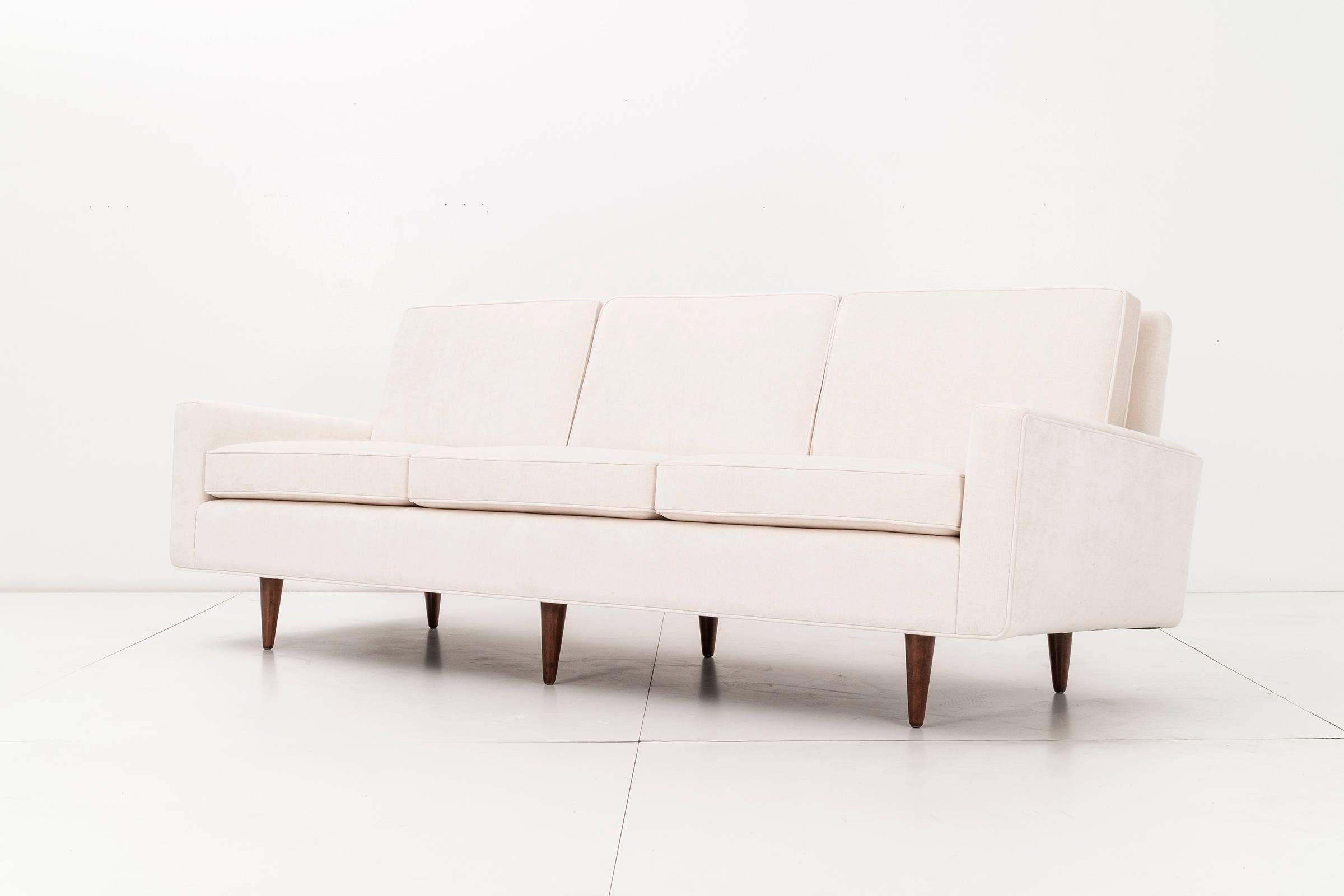 Early Florence Knoll sofa, reupholstered with great plains off-white weave and turned solid tapered legs.